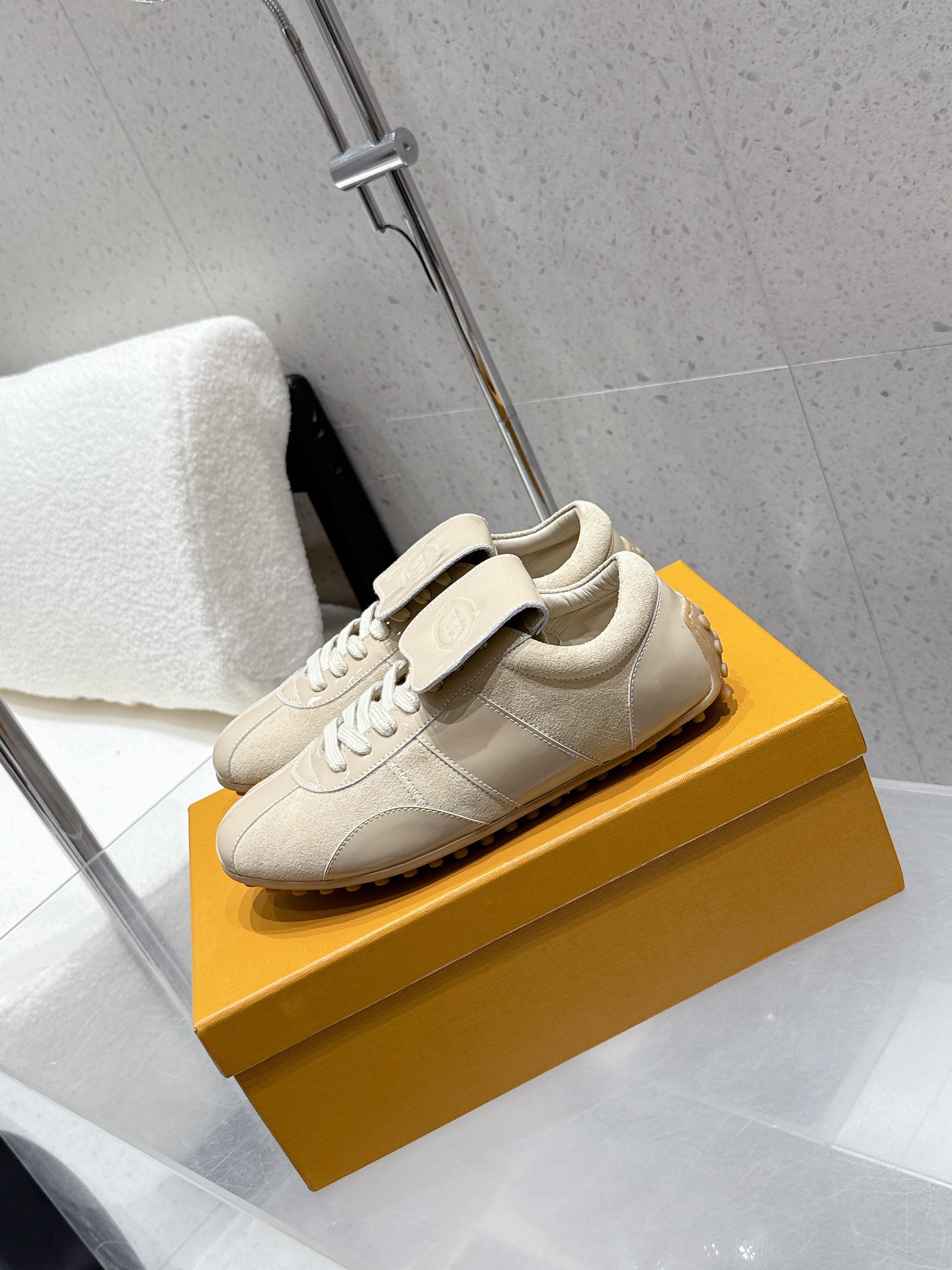 German White Sneakers: Custom Cow and Sheep Skin, Zoom Bottom, Limited Edition - 图片 4