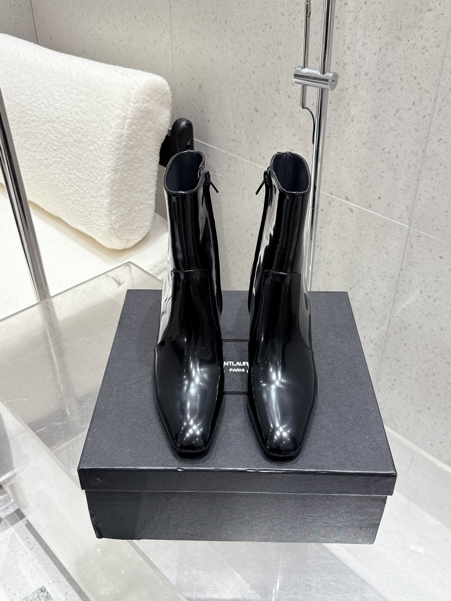 NO:561458,Top quality Saint Laurent fw25 new arrival~ YSL Saint Laurent autumn and winter new side zipper thick heel short boots and bare boots. The whole shoe is very simple and elegant~ The small round toe is more refined and fashionable. You can see that the side of our boots is designed according to the curvature of the human leg shape~ The upper foot is very delicate and good-looking~ It lengthens the leg shape~ Suitable for various occasions~ A must-have item for autumn and winter wear!  - MATERIAL material - Upper imported oil wax leather, cow patent leather, lining cowhide, sole Italian genuine leather outsole Size35-40 (40 customized, non-returnable), boots, saint laurent, saint laurent, saint laurent, boots, cowhide, Leather soles19860909顶级品质 Saint Laurent fw25 new arrival～ YSL圣罗兰秋冬新款侧拉链粗跟短靴 裸靴 整个鞋非常的简约大气～小圆头更加的精致时髦可以看到我们靴子侧面是按照人体腿型设计出来的弧度～上脚非常秀气好看不挑人～拉长腿型～适合各种场合搭配～秋冬穿搭必备单品！ - MATERIAL材质 - 鞋面进口油蜡皮 牛漆皮 里衬牛皮 鞋底意大利真皮大底 Size35-40（40订做不退换）,靴子,saint laurent,saint laurent,saint laurent,boots,cowhide,Leather soles,Women's Shoes