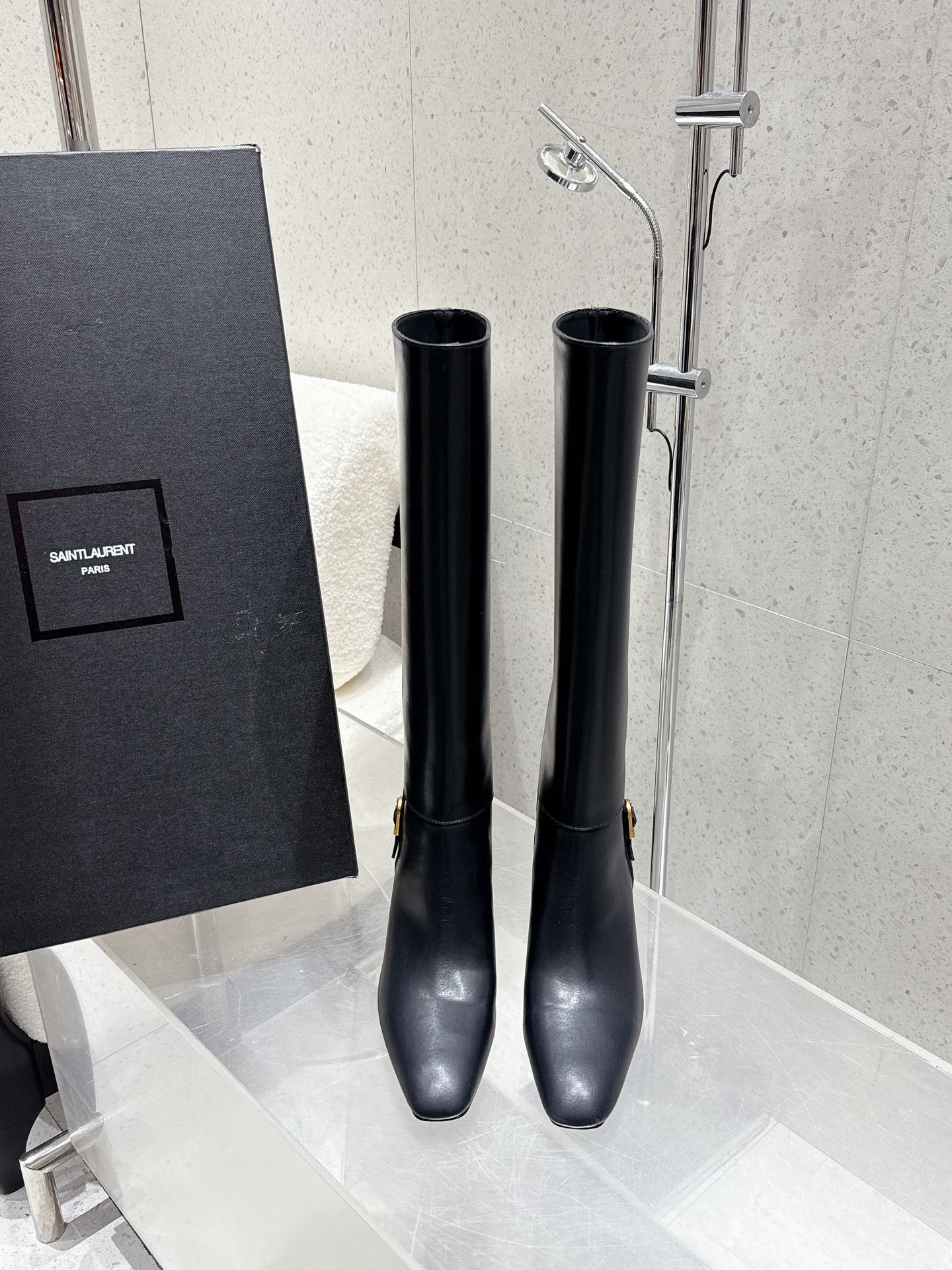 NO:561454,Top quality Saint Laurent fw25 new arrival~ YSL Saint Laurent's new autumn and winter high-heeled boots, but knee-high boots. The whole shoe is very simple and elegant~ The small round toe is more refined and fashionable. You can see that the side of our boots is designed according to the curvature of the human leg shape~ The upper foot is very delicate and not attractive~ It lengthens the leg shape~ Suitable for various occasions~ A must-have item for autumn and winter!  - MATERIAL material - Upper imported oil wax leather, cow patent leather, lining cowhide, sole Italian genuine leather outsole Size35-40 (40 customized, non-returnable), boots, saint laurent, saint laurent, saint laurent, boots, cowhide, Leather soles19860909顶级品质 Saint Laurent fw25 new arrival～ YSL圣罗兰秋冬新款高跟靴 不过膝长靴 整个鞋非常的简约大气～小圆头更加的精致时髦可以看到我们靴子侧面是按照人体腿型设计出来的弧度～上脚非常秀气好看不挑人～拉长腿型～适合各种场合搭配～秋冬穿搭必备单品！ - MATERIAL材质 - 鞋面进口油蜡皮 牛漆皮 里衬牛皮 鞋底意大利真皮大底 Size35-40（40订做不退换）,靴子,saint laurent,saint laurent,saint laurent,boots,cowhide,Leather soles,Women's Shoes