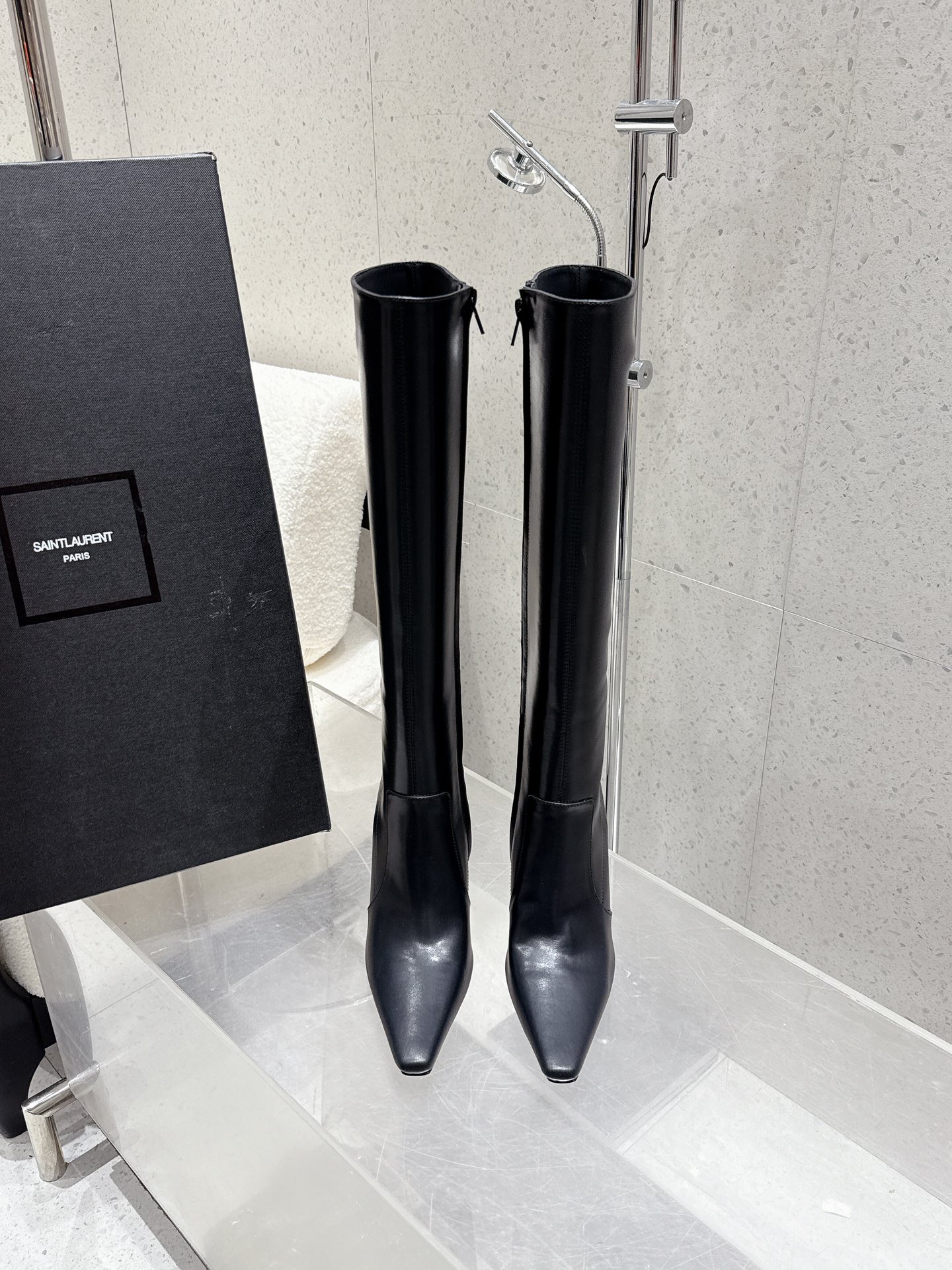 NO:561488,Top quality Saint Laurent fw25 new arrival~ YSL Saint Laurent's new autumn and winter high-heeled boots, but knee-high boots. The whole shoe is very simple and elegant~ The small round toe is more refined and fashionable. You can see that the side of our boots is designed according to the curvature of the human leg shape~ The upper foot is very delicate and not attractive~ It lengthens the leg shape~ Suitable for various occasions~ A must-have item for autumn and winter!  - MATERIAL material - Upper imported oil wax leather, cow patent leather, lining cowhide, sole Italian genuine leather outsole Size35-40 (40 customized, non-returnable), boots, saint laurent, saint laurent, saint laurent, boots, cowhide, Leather soles19860909顶级品质 Saint Laurent fw25 new arrival～ YSL圣罗兰秋冬新款高跟靴 不过膝长靴 整个鞋非常的简约大气～小圆头更加的精致时髦可以看到我们靴子侧面是按照人体腿型设计出来的弧度～上脚非常秀气好看不挑人～拉长腿型～适合各种场合搭配～秋冬穿搭必备单品！ - MATERIAL材质 - 鞋面进口油蜡皮 牛漆皮 里衬牛皮 鞋底意大利真皮大底 Size35-40（40订做不退换）,靴子,saint laurent,saint laurent,saint laurent,boots,cowhide,Leather soles,Women's Shoes