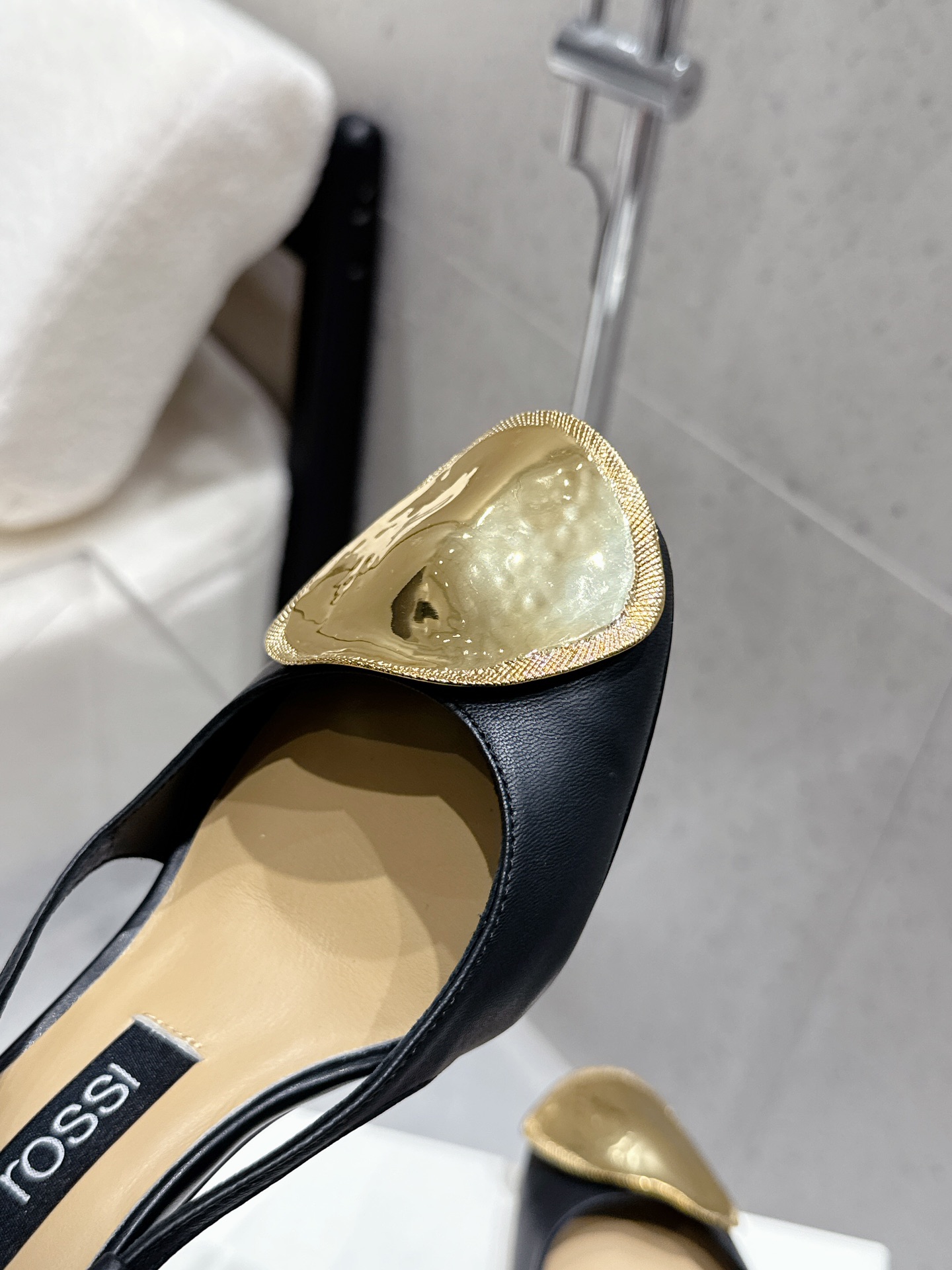Italian Sergio Rossi Gold Cut-In Sandals: Elegant 25-Year-Old Gold Tablet Shoes - 图片 5