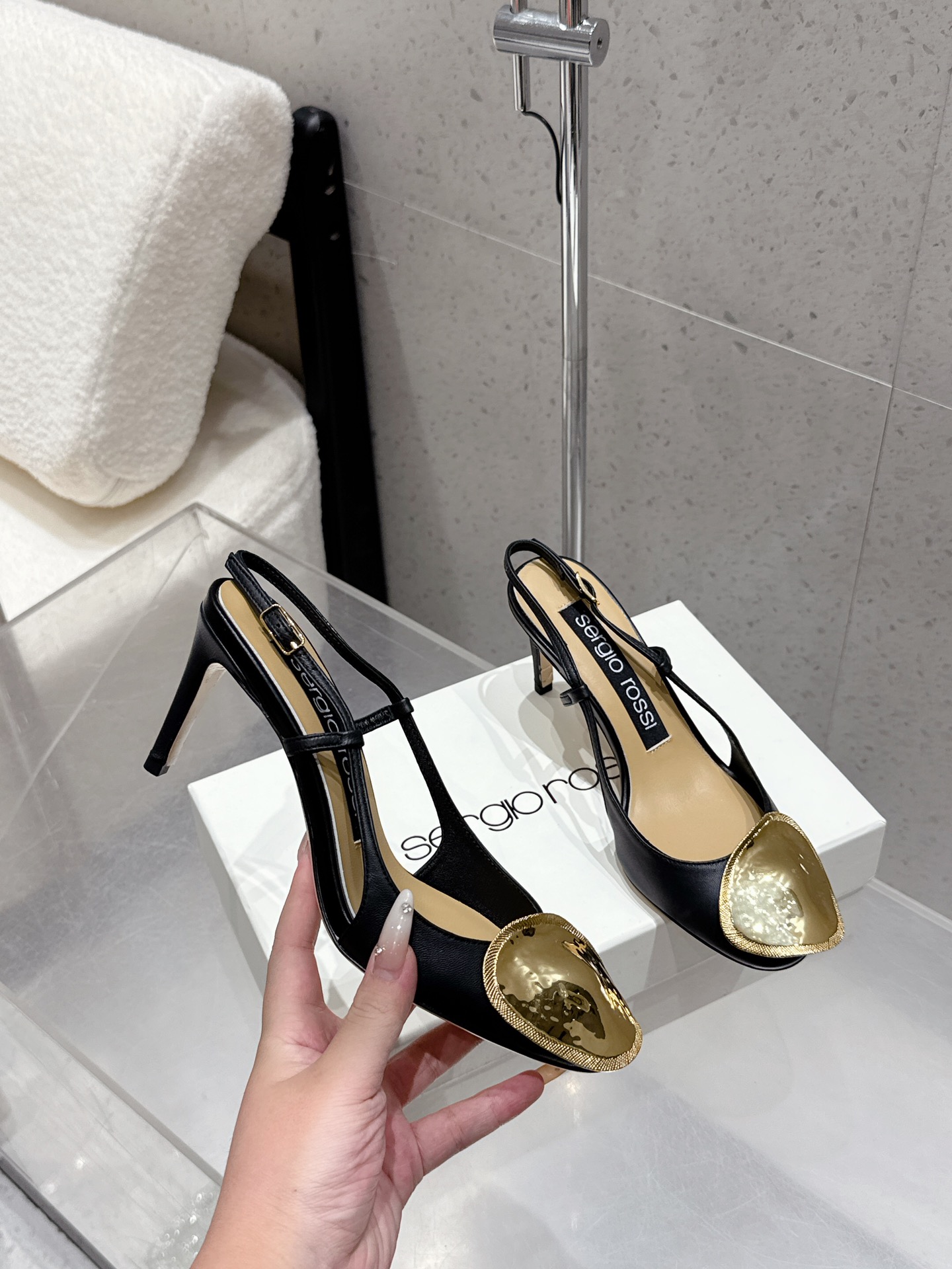 Italian Sergio Rossi Gold Cut-In Sandals: Elegant 25-Year-Old Gold Tablet Shoes - 图片 4