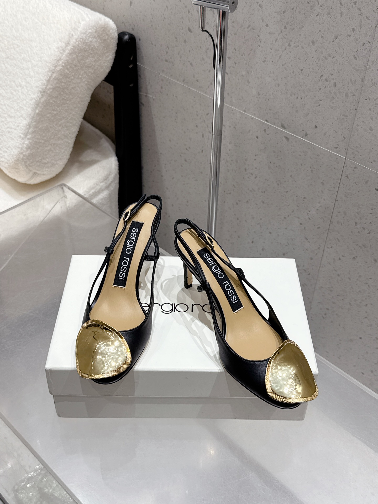 Italian Sergio Rossi Gold Cut-In Sandals: Elegant 25-Year-Old Gold Tablet Shoes - 图片 2