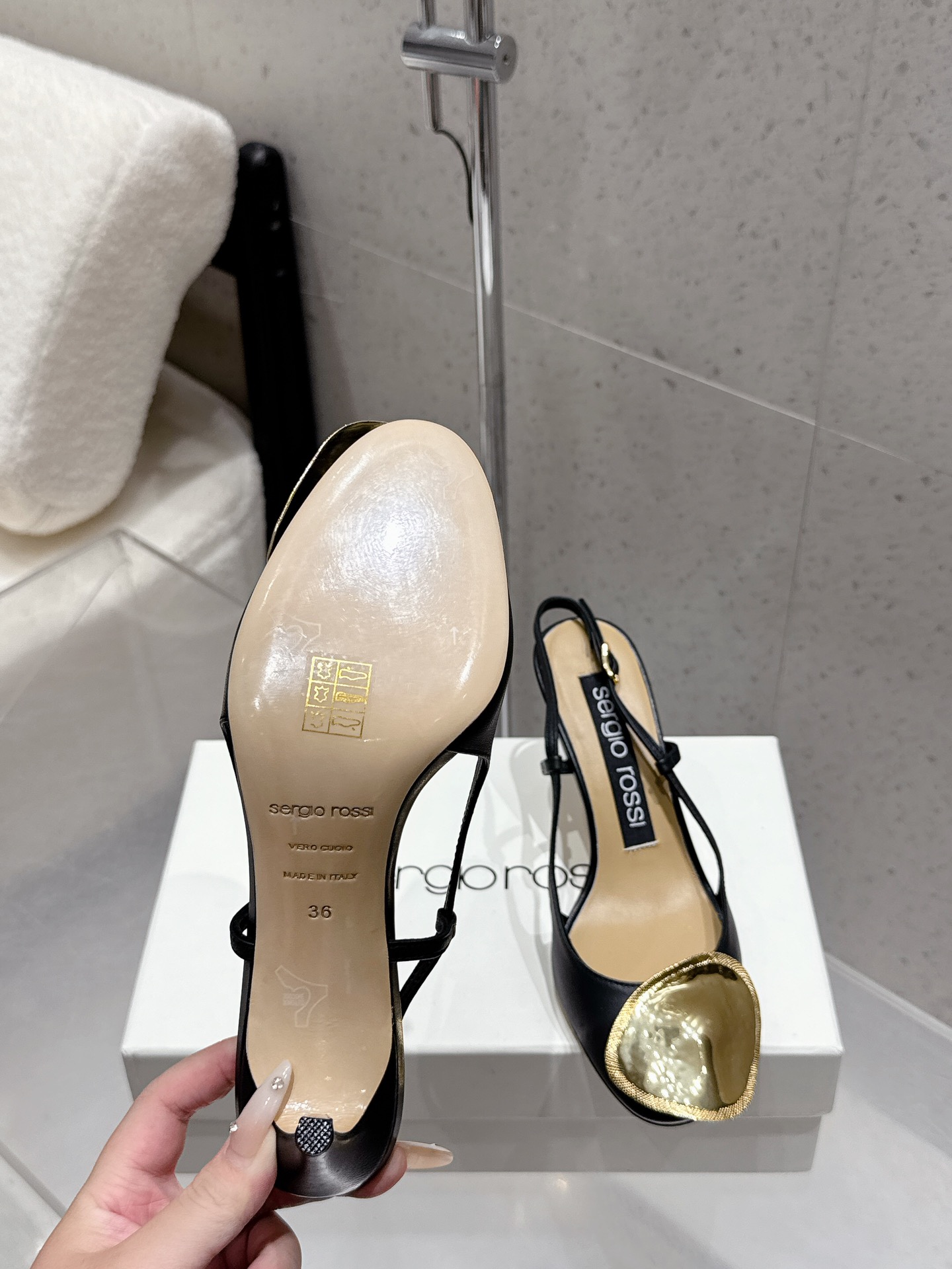 Italian Sergio Rossi Gold Cut-In Sandals: Elegant 25-Year-Old Gold Tablet Shoes - 图片 8