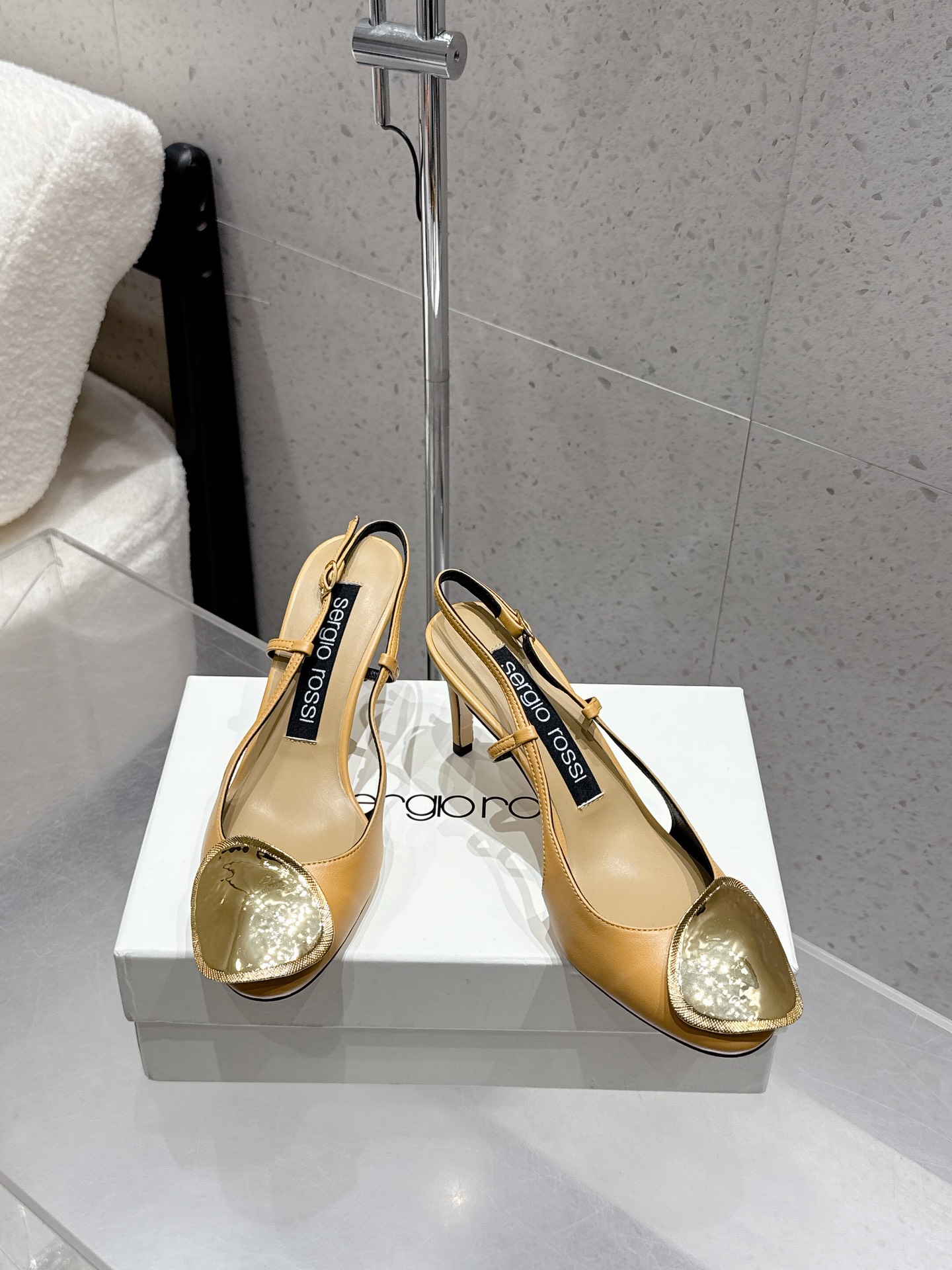Italian Designer Sergio Rossi Gold Cut-In Sandals Review: Elegant, High-Quality Shoes for Fashion Enthusiasts - 图片 2