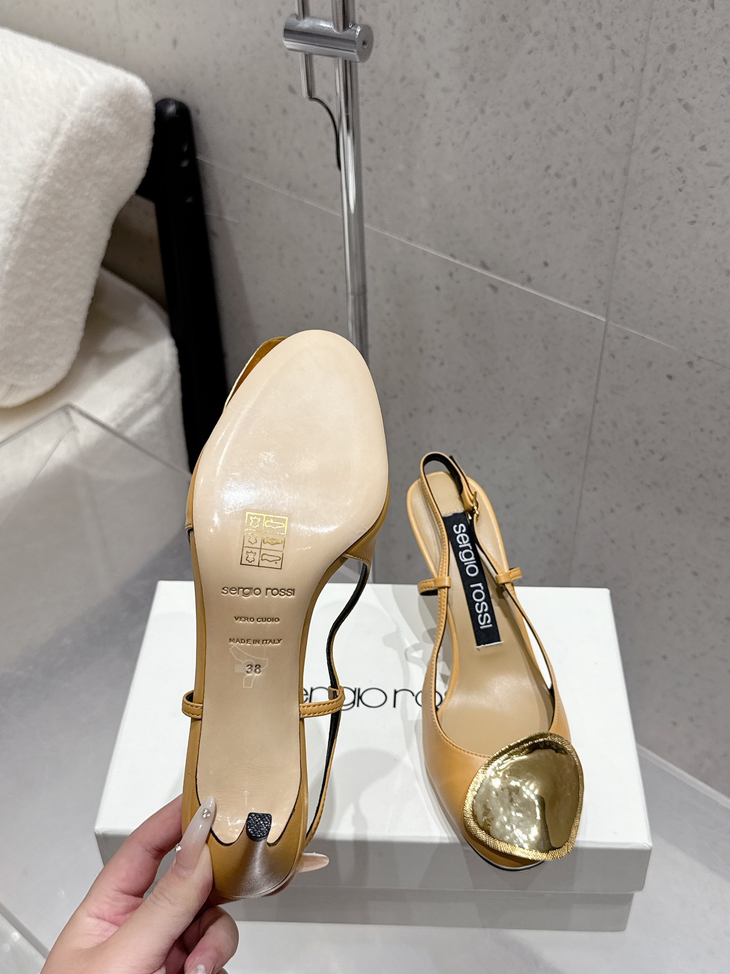 Italian Designer Sergio Rossi Gold Cut-In Sandals Review: Elegant, High-Quality Shoes for Fashion Enthusiasts - 图片 8