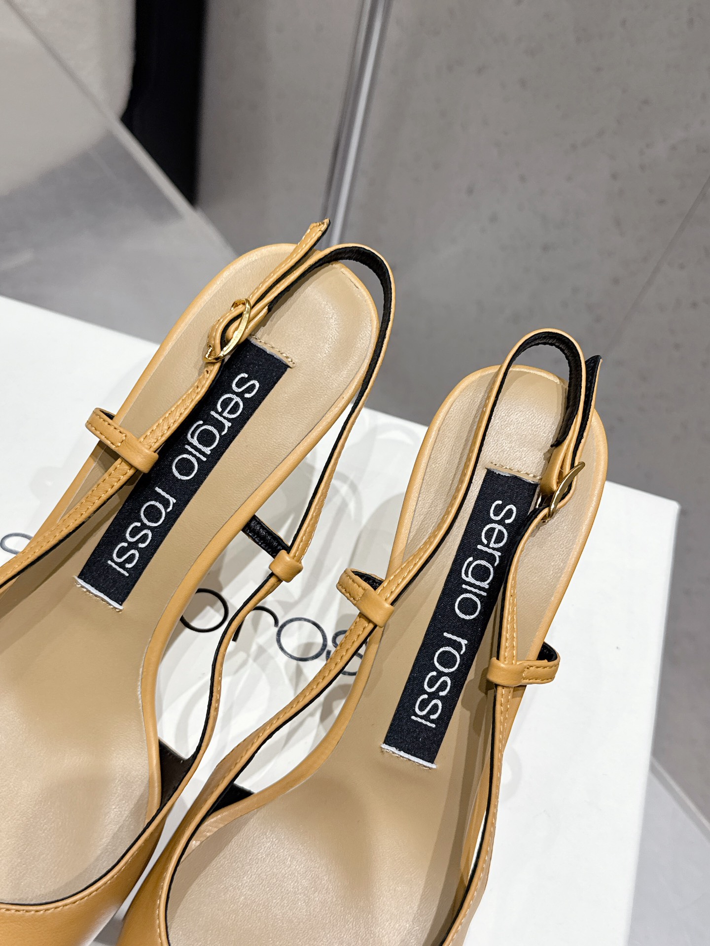 Italian Designer Sergio Rossi Gold Cut-In Sandals Review: Elegant, High-Quality Shoes for Fashion Enthusiasts - 图片 7
