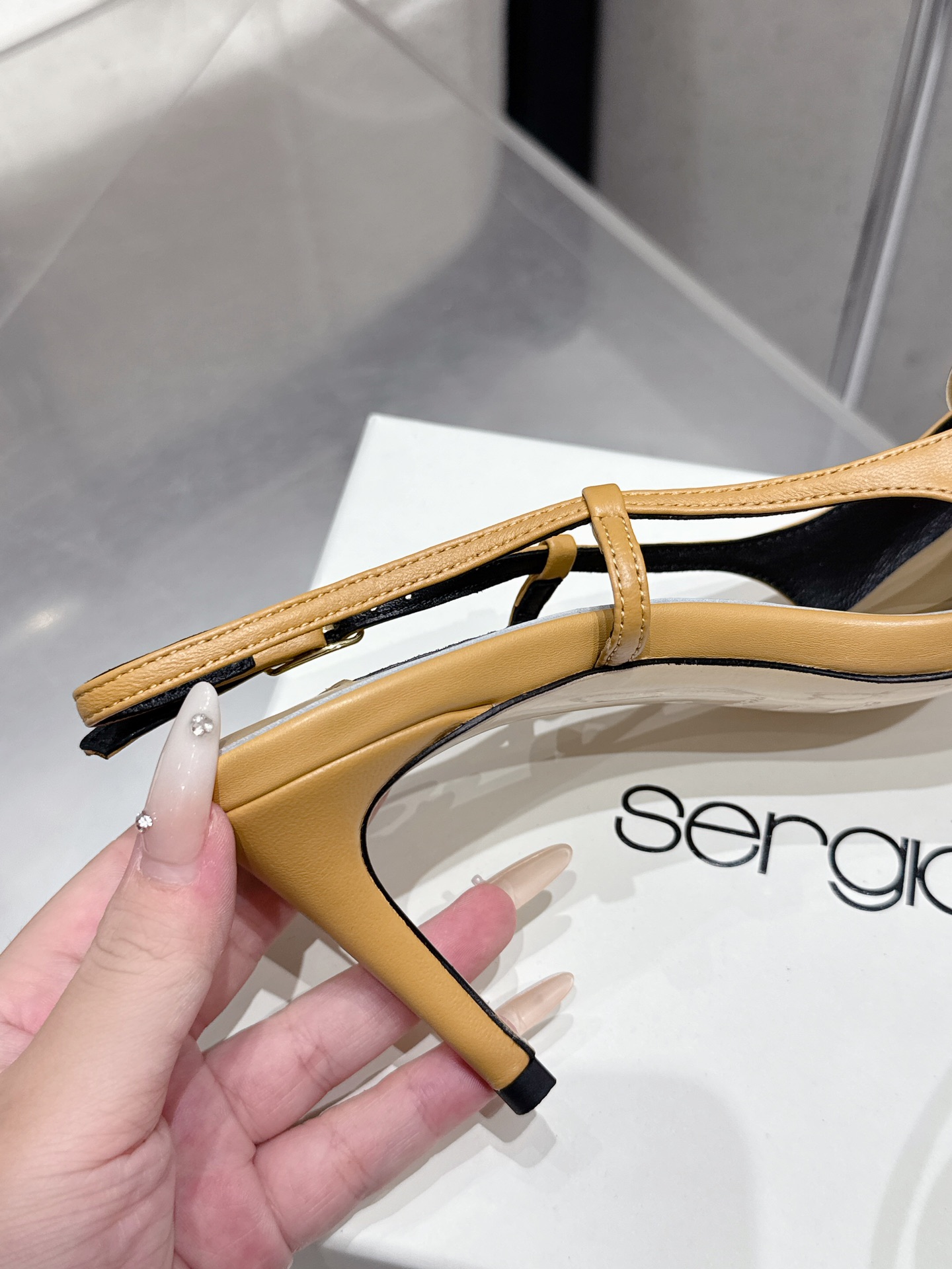 Italian Designer Sergio Rossi Gold Cut-In Sandals Review: Elegant, High-Quality Shoes for Fashion Enthusiasts - 图片 6