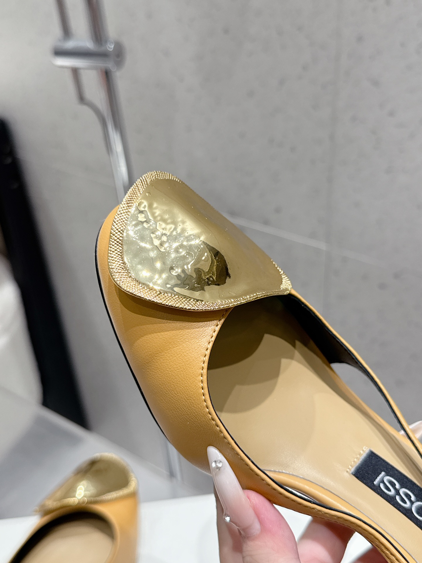 Italian Designer Sergio Rossi Gold Cut-In Sandals Review: Elegant, High-Quality Shoes for Fashion Enthusiasts - 图片 5