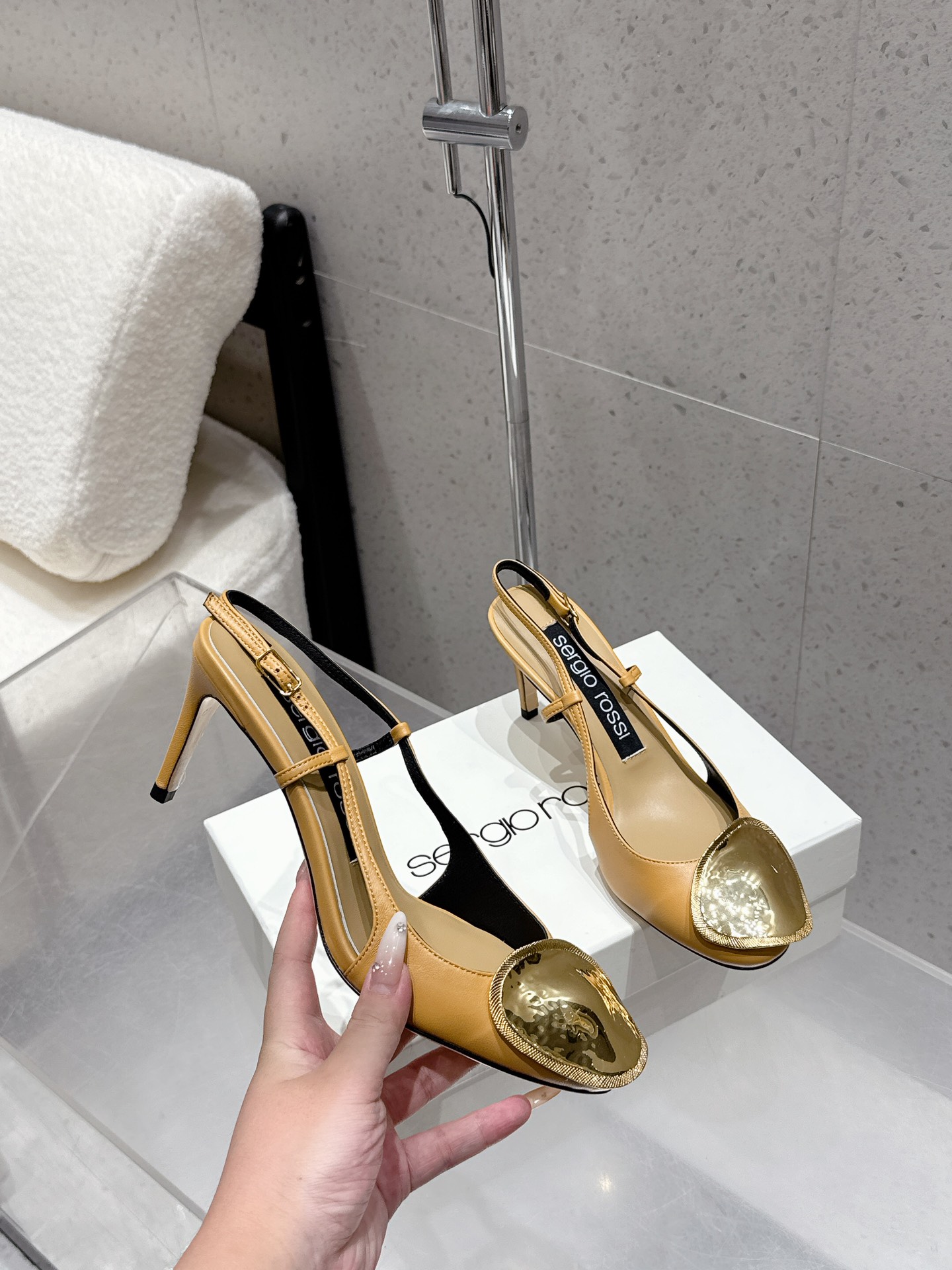 Italian Designer Sergio Rossi Gold Cut-In Sandals Review: Elegant, High-Quality Shoes for Fashion Enthusiasts - 图片 4