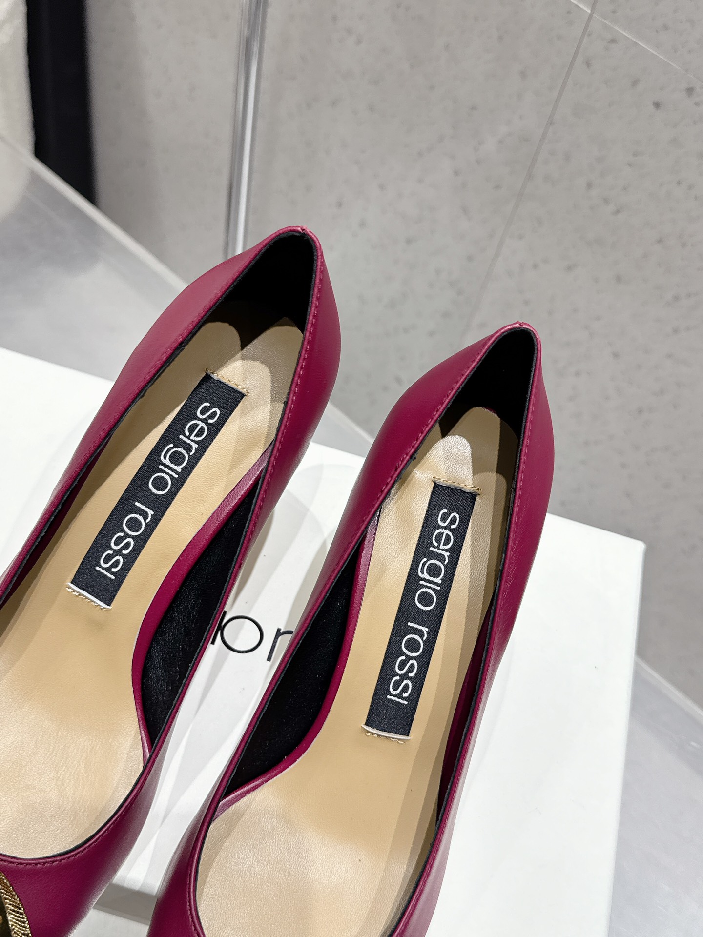 “Review: Sergio Rossi Gold Cut-In Sandals – Italian Luxury Shoes with Gold Detail” - 图片 7