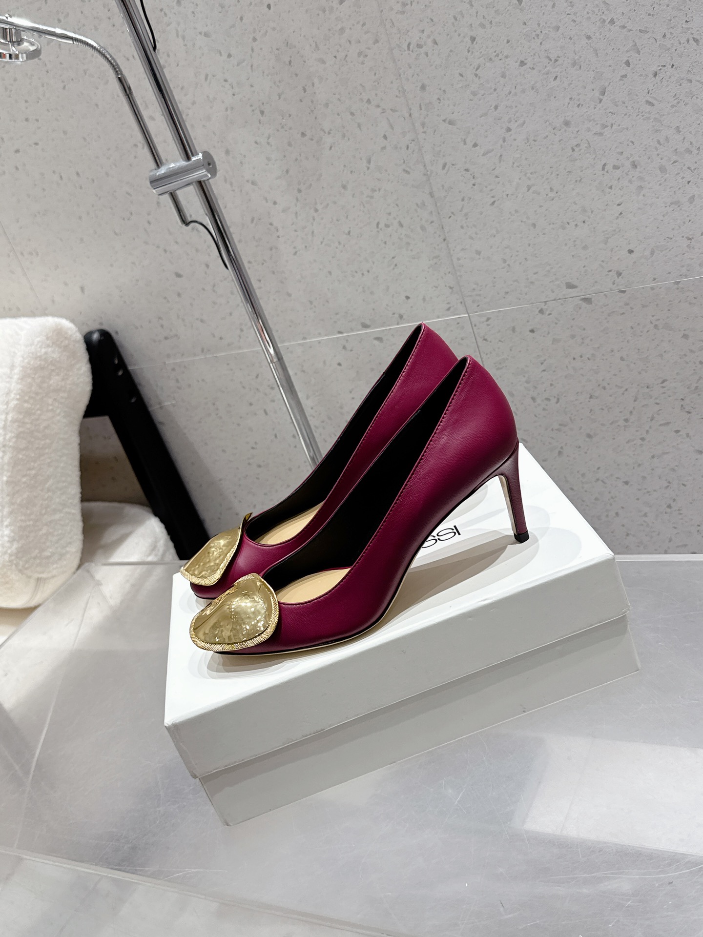 “Review: Sergio Rossi Gold Cut-In Sandals – Italian Luxury Shoes with Gold Detail” - 图片 3