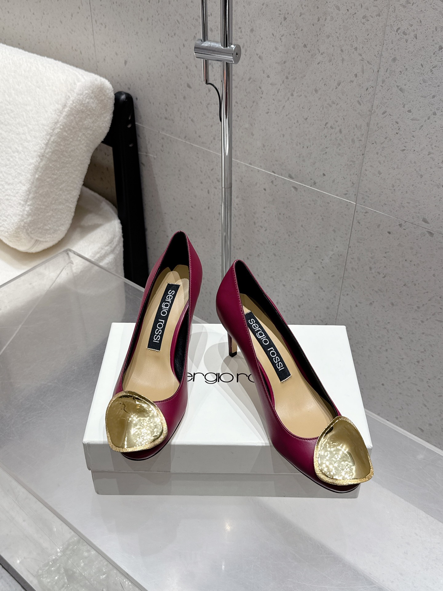 “Review: Sergio Rossi Gold Cut-In Sandals – Italian Luxury Shoes with Gold Detail” - 图片 2