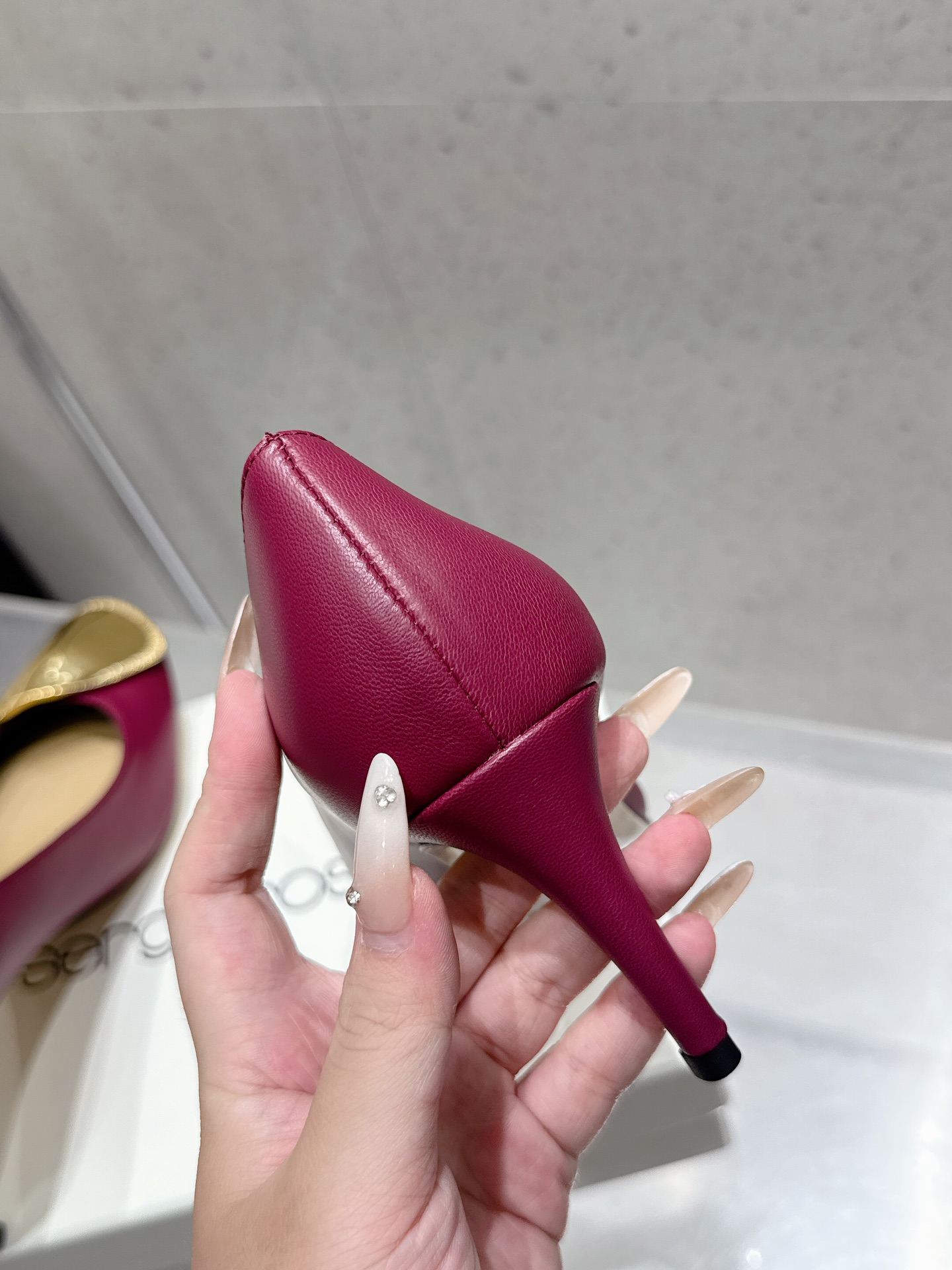 “Review: Sergio Rossi Gold Cut-In Sandals – Italian Luxury Shoes with Gold Detail” - 图片 6