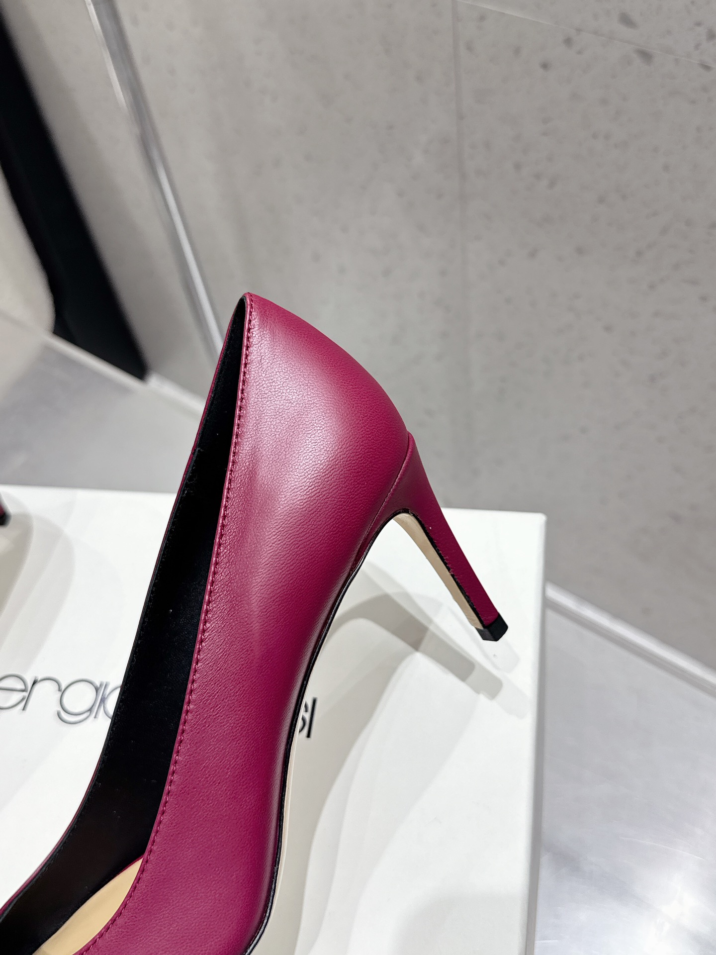 “Review: Sergio Rossi Gold Cut-In Sandals – Italian Luxury Shoes with Gold Detail” - 图片 8