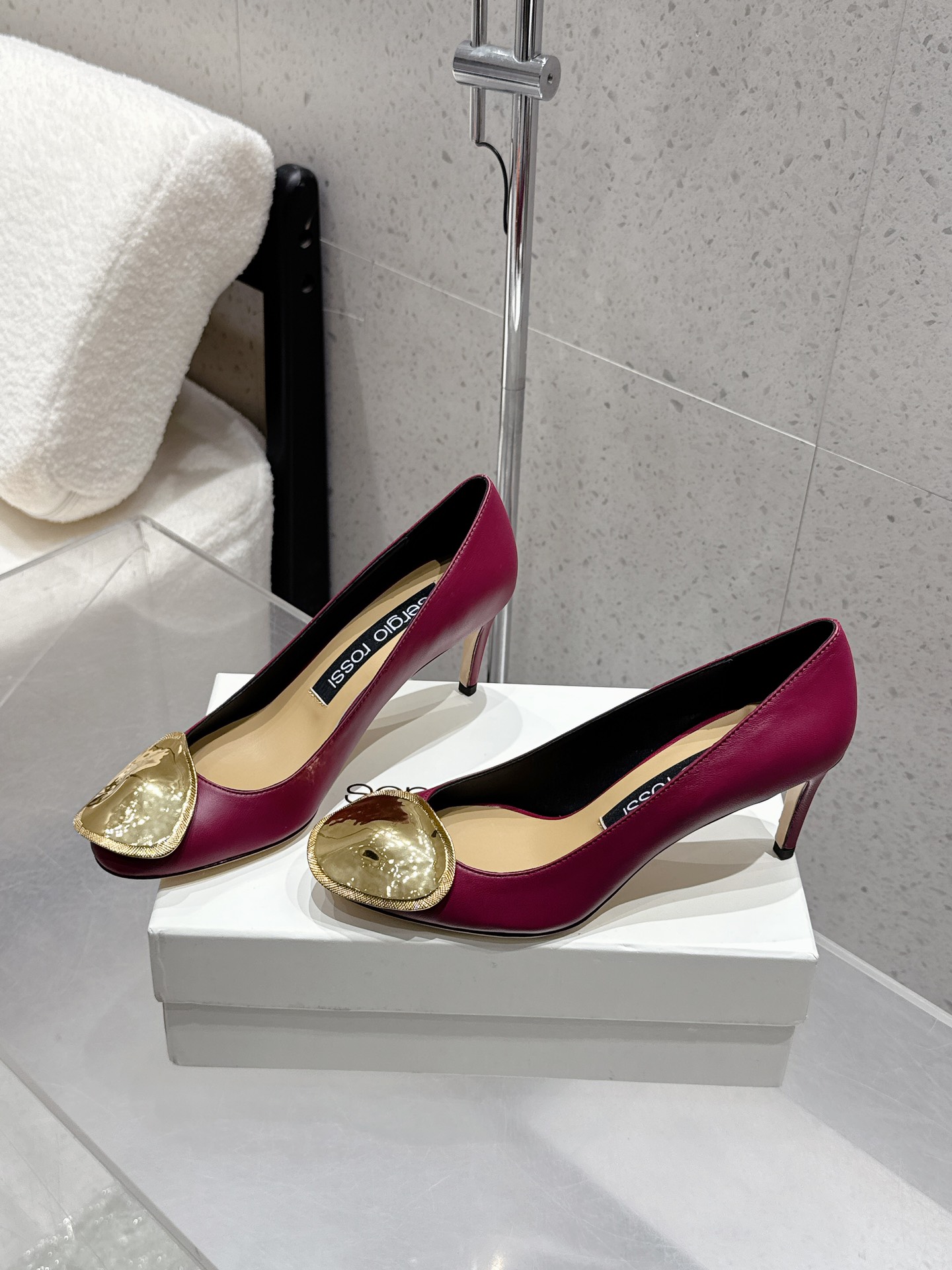 “Review: Sergio Rossi Gold Cut-In Sandals – Italian Luxury Shoes with Gold Detail”