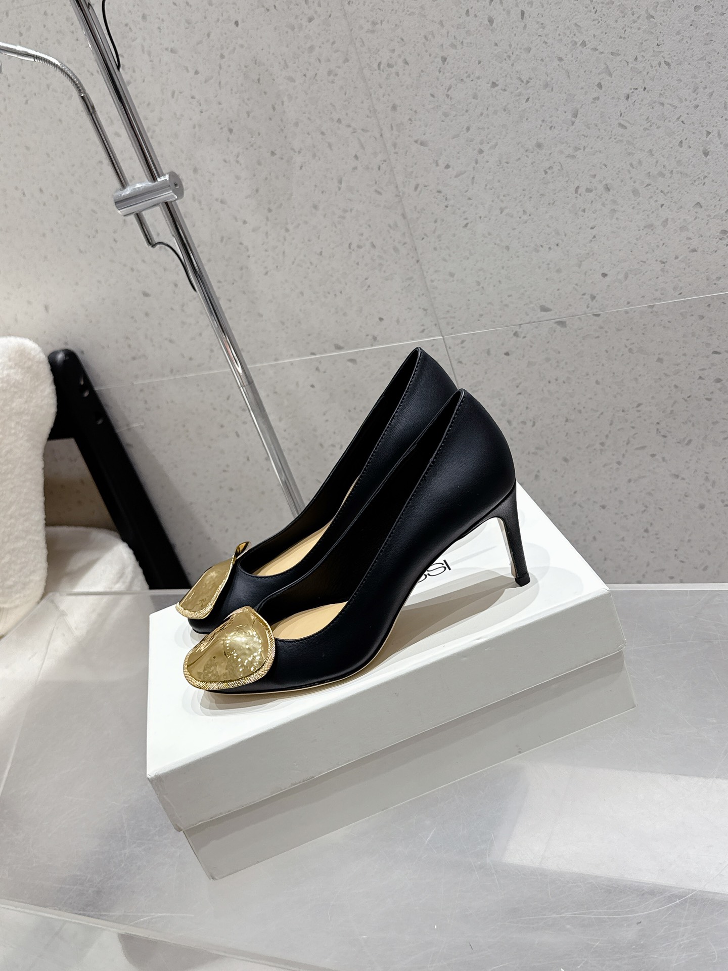 Italian Sergio Rossi Gold Cut-In Sandals: Review & Styling Tips for Fashionable Queens - 图片 3