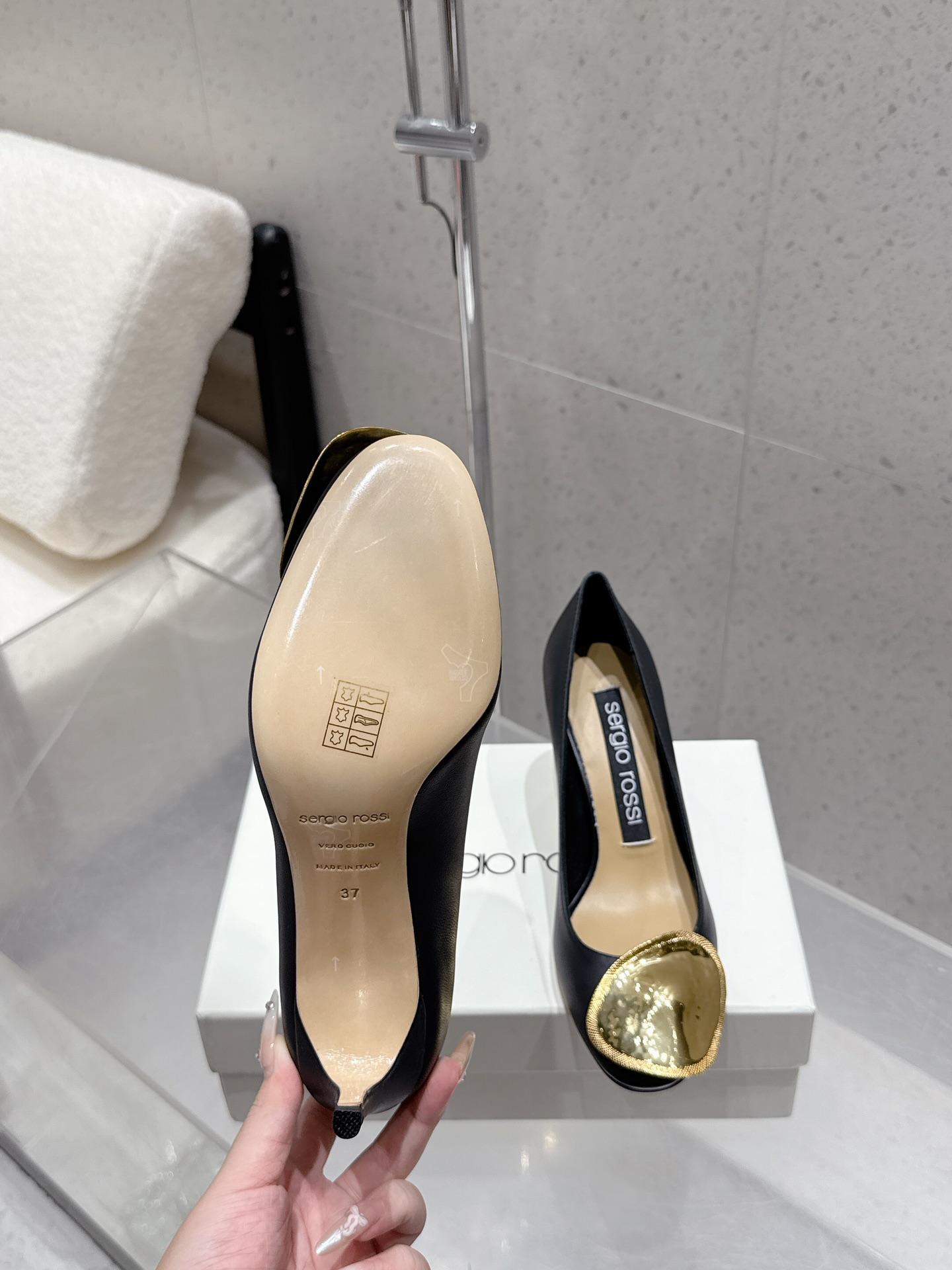 Italian Sergio Rossi Gold Cut-In Sandals: Review & Styling Tips for Fashionable Queens - 图片 8