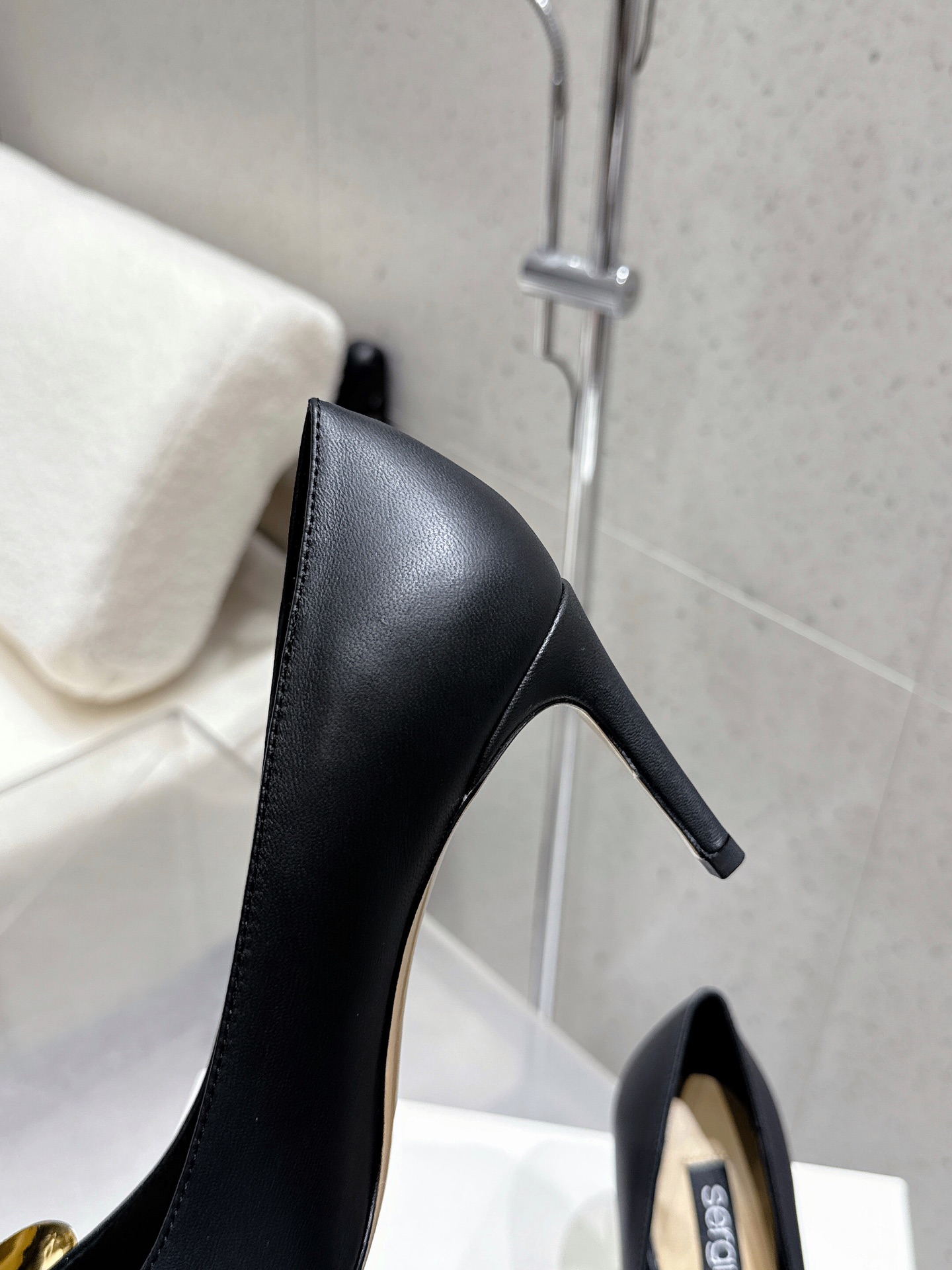 Italian Sergio Rossi Gold Cut-In Sandals: Review & Styling Tips for Fashionable Queens - 图片 6