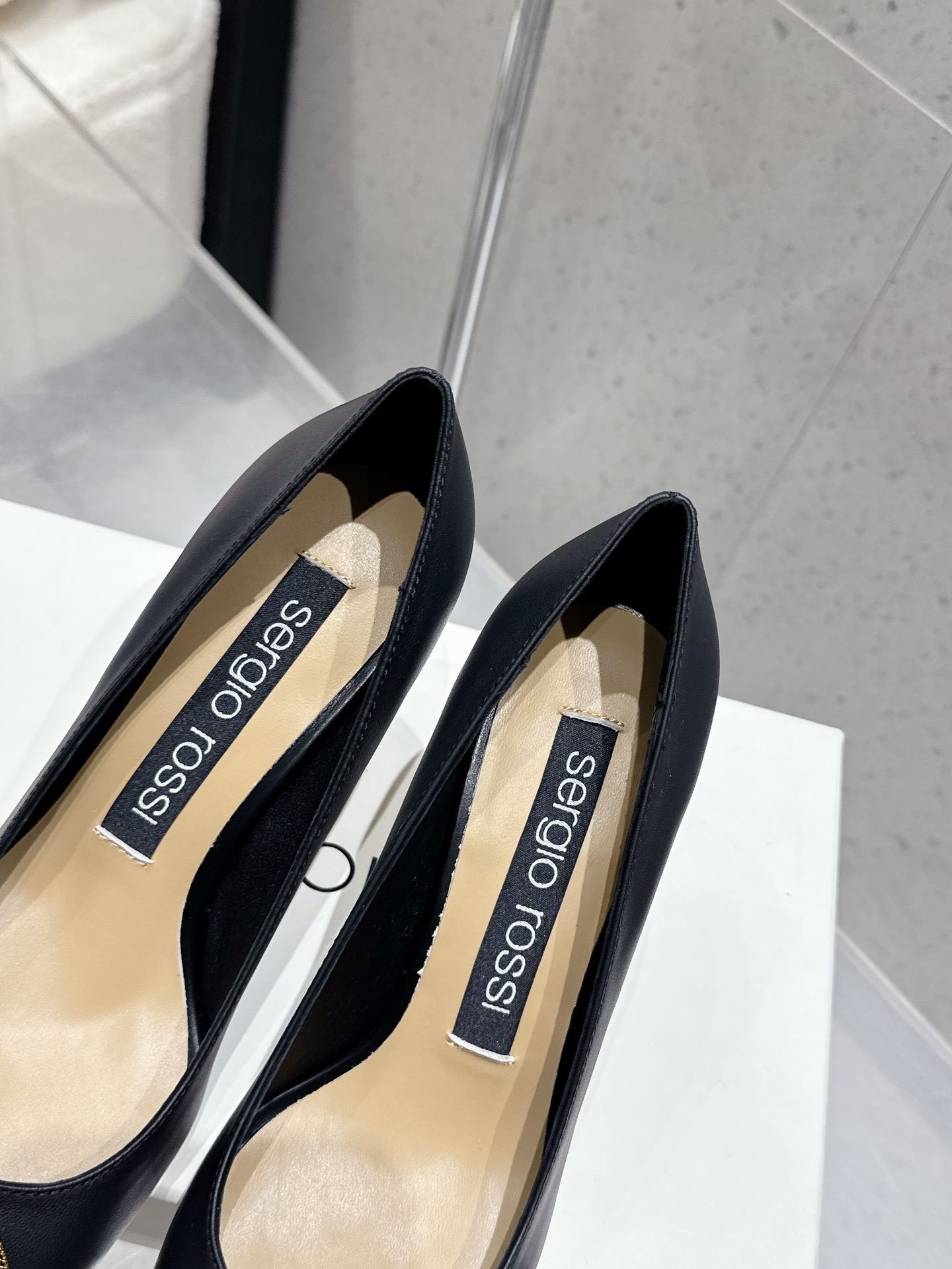 Italian Sergio Rossi Gold Cut-In Sandals: Review & Styling Tips for Fashionable Queens - 图片 7