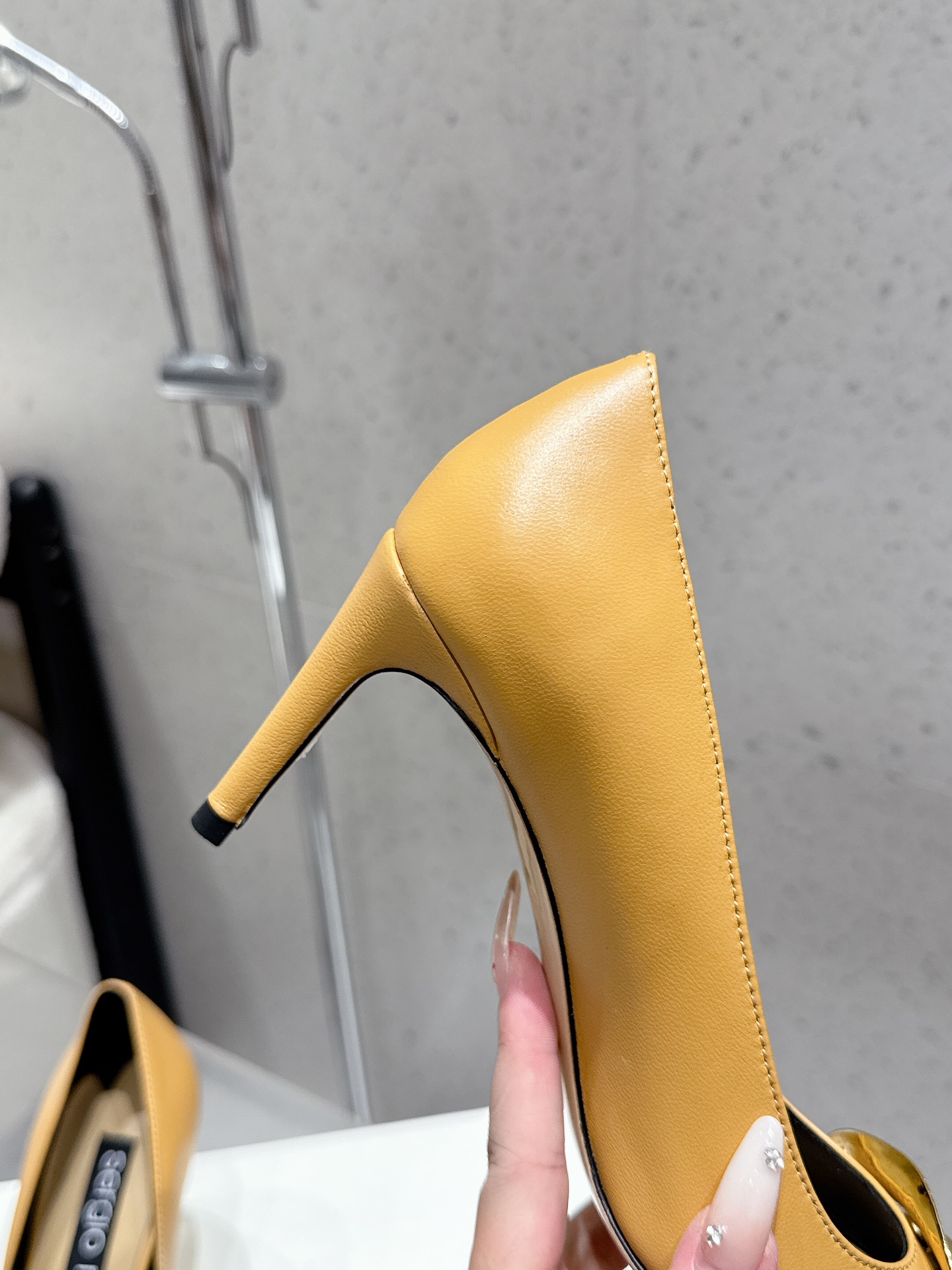 Italian Sergio Rossi Gold Cut-in Sandals Review: Elegant, High-Quality Shoes for Versatile Fashion. - 图片 6