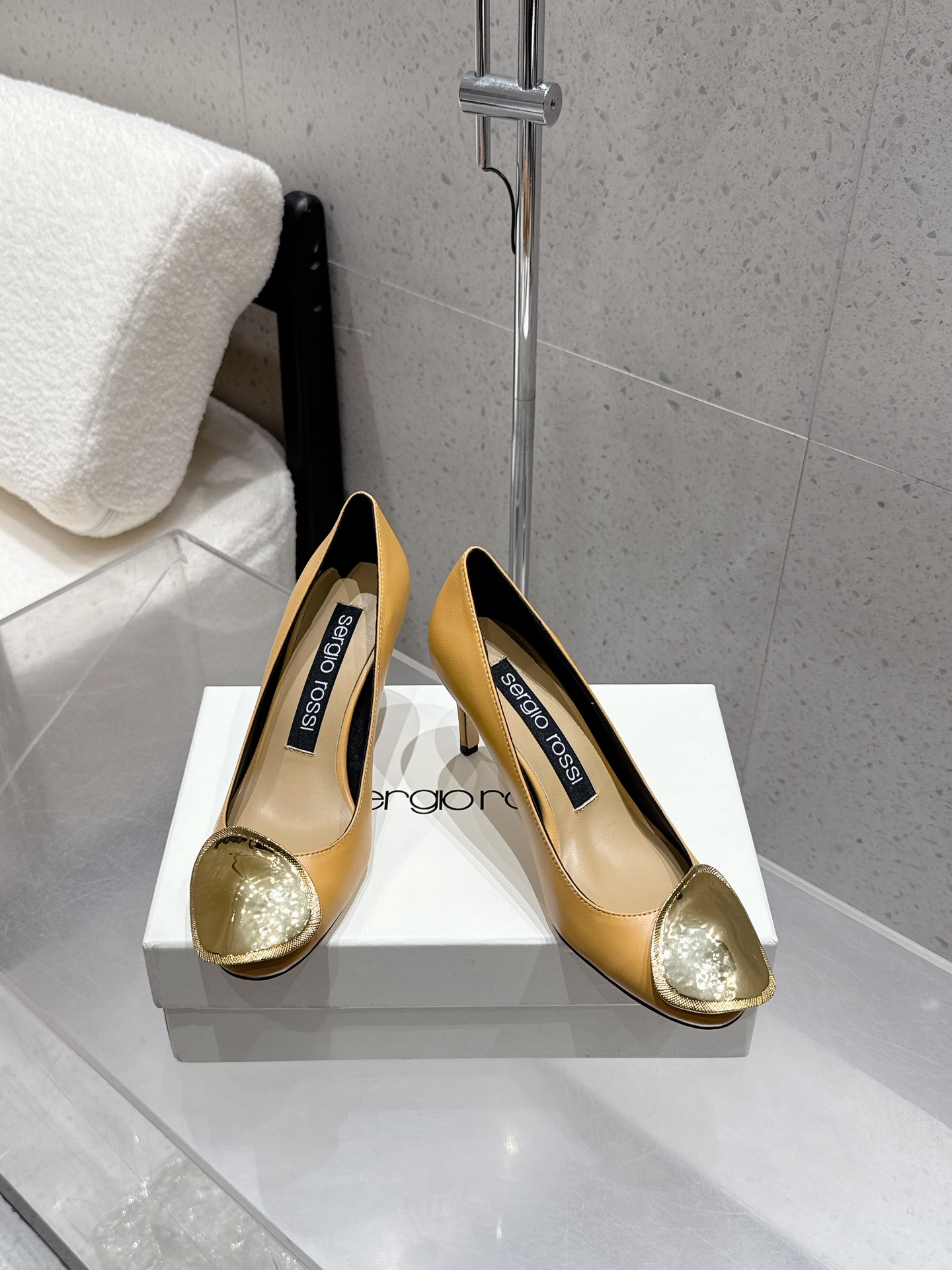 Italian Sergio Rossi Gold Cut-in Sandals Review: Elegant, High-Quality Shoes for Versatile Fashion. - 图片 2