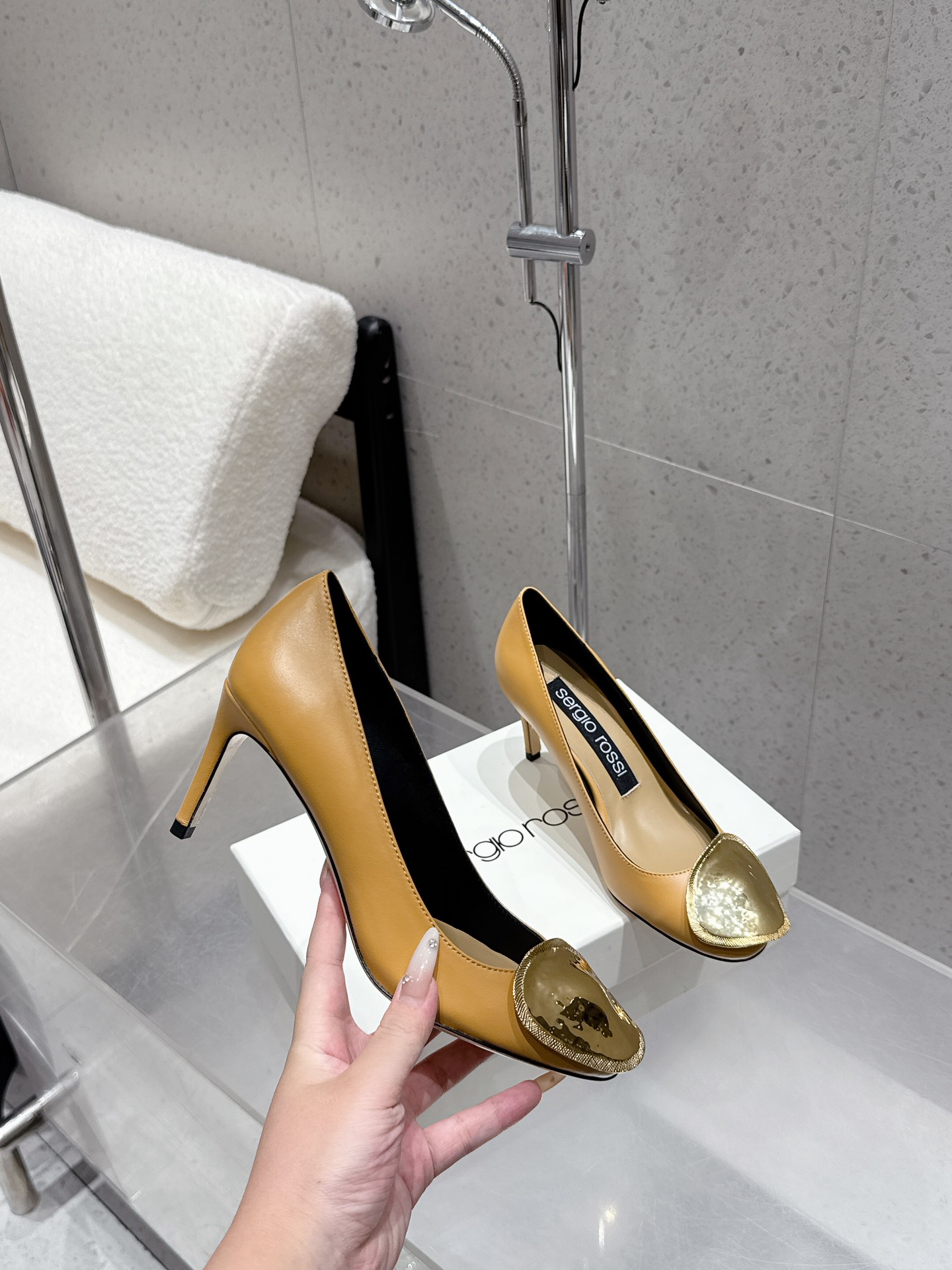 Italian Sergio Rossi Gold Cut-in Sandals Review: Elegant, High-Quality Shoes for Versatile Fashion. - 图片 4