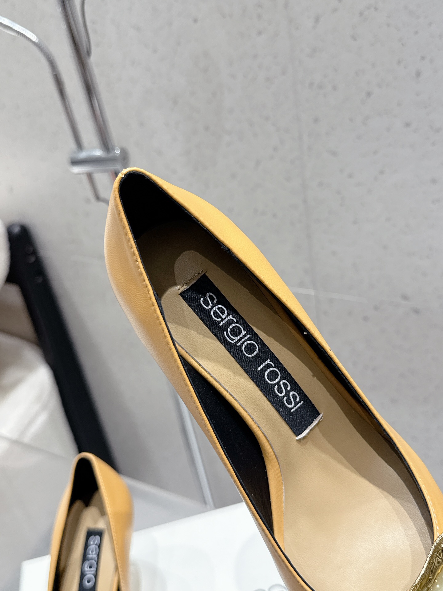 Italian Sergio Rossi Gold Cut-in Sandals Review: Elegant, High-Quality Shoes for Versatile Fashion. - 图片 7