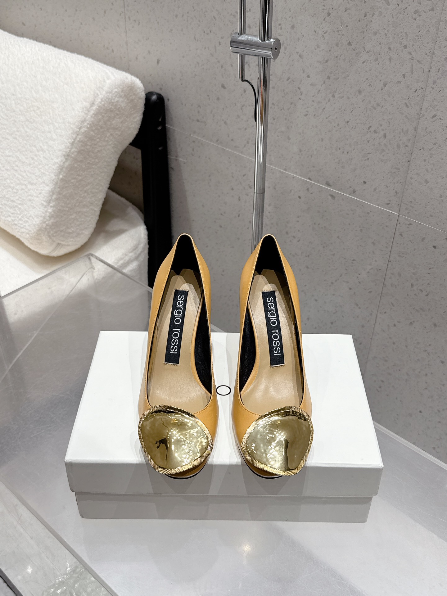 Italian Sergio Rossi Gold Cut-in Sandals Review: Elegant, High-Quality Shoes for Versatile Fashion. - 图片 9