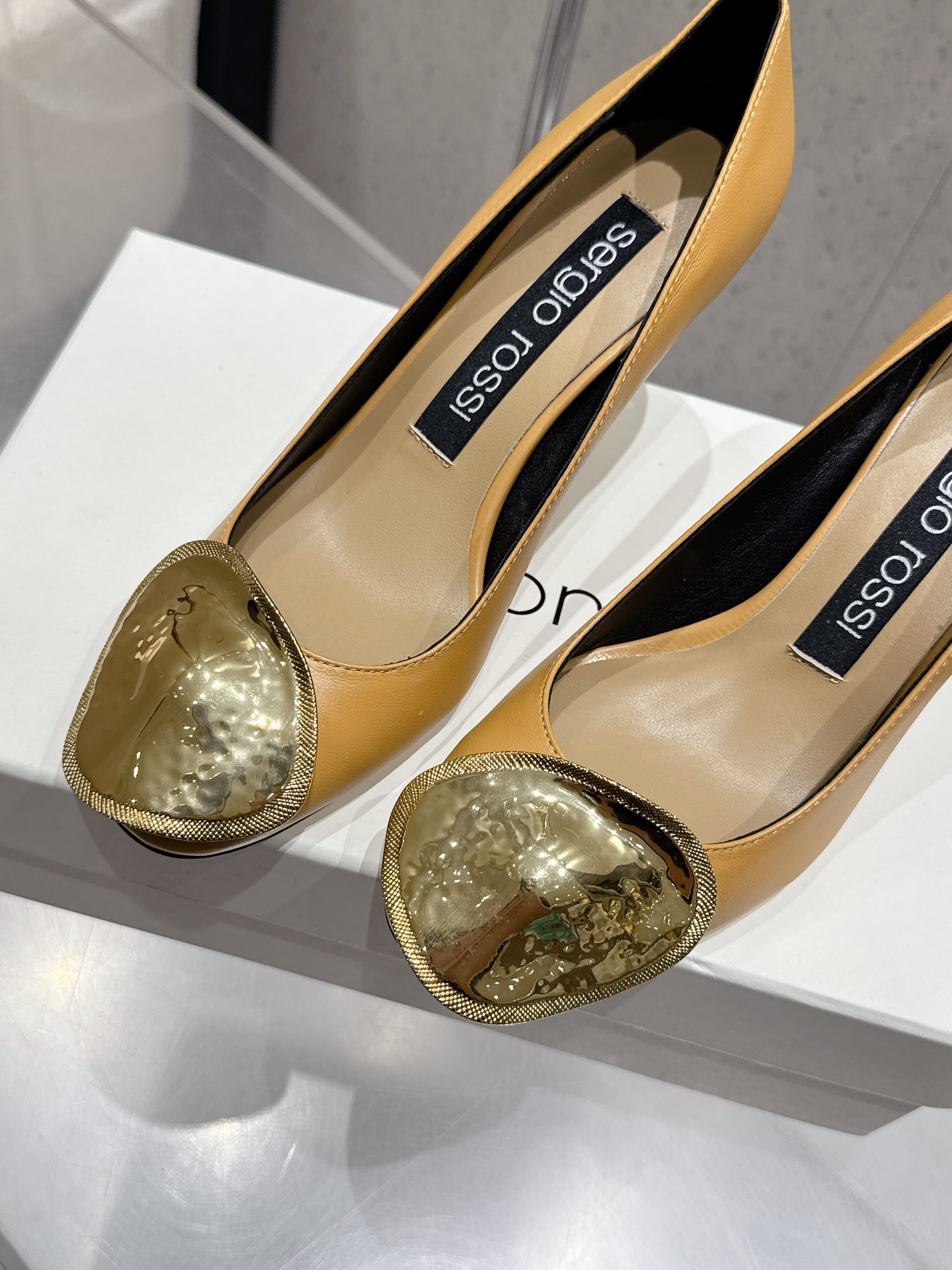 Italian Sergio Rossi Gold Cut-in Sandals Review: Elegant, High-Quality Shoes for Versatile Fashion. - 图片 5
