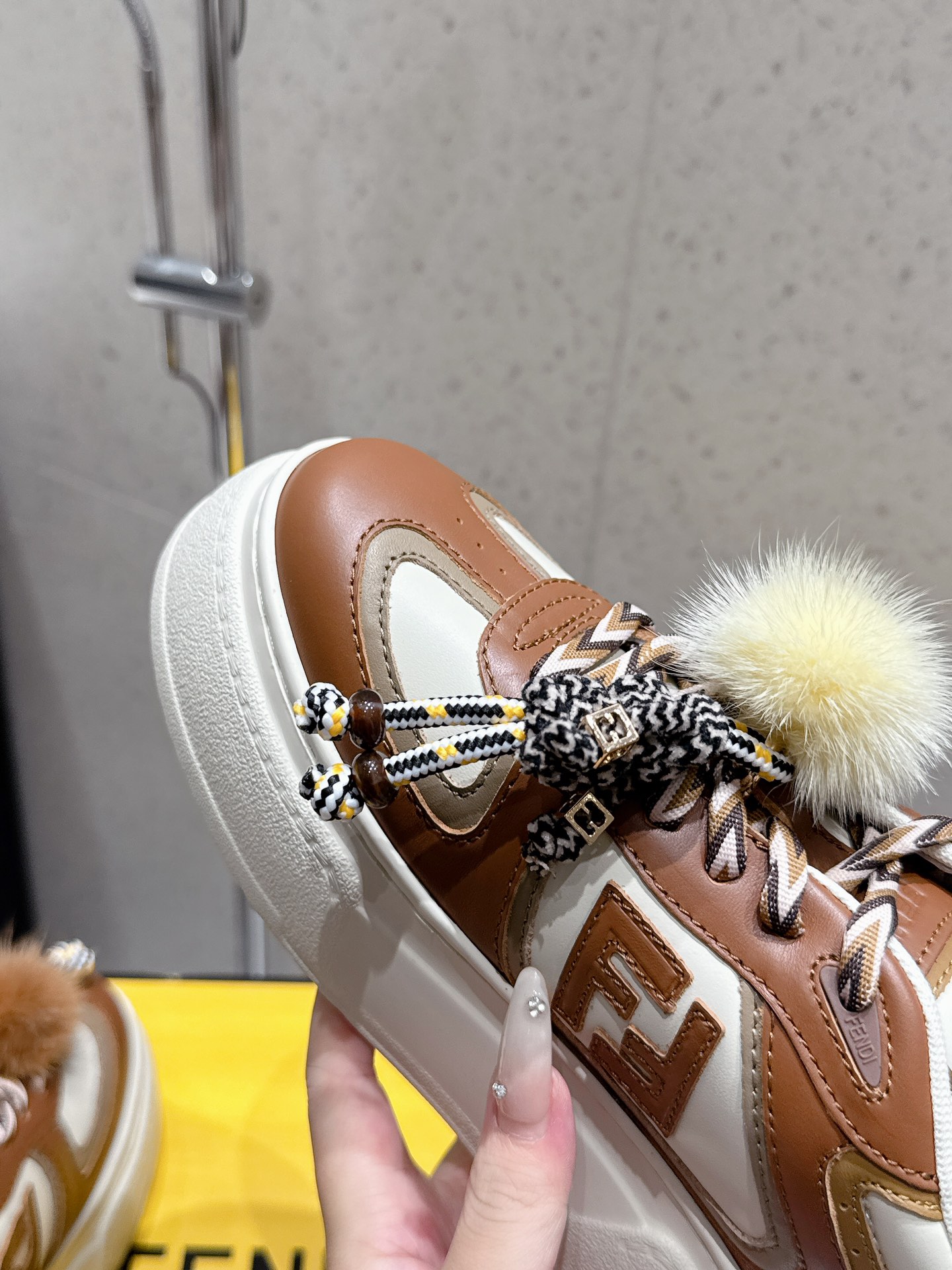 “Top Quality Fendi-Fendy Match 25 Light Pink Leather Belt Sandals with Unique Details” - 图片 5