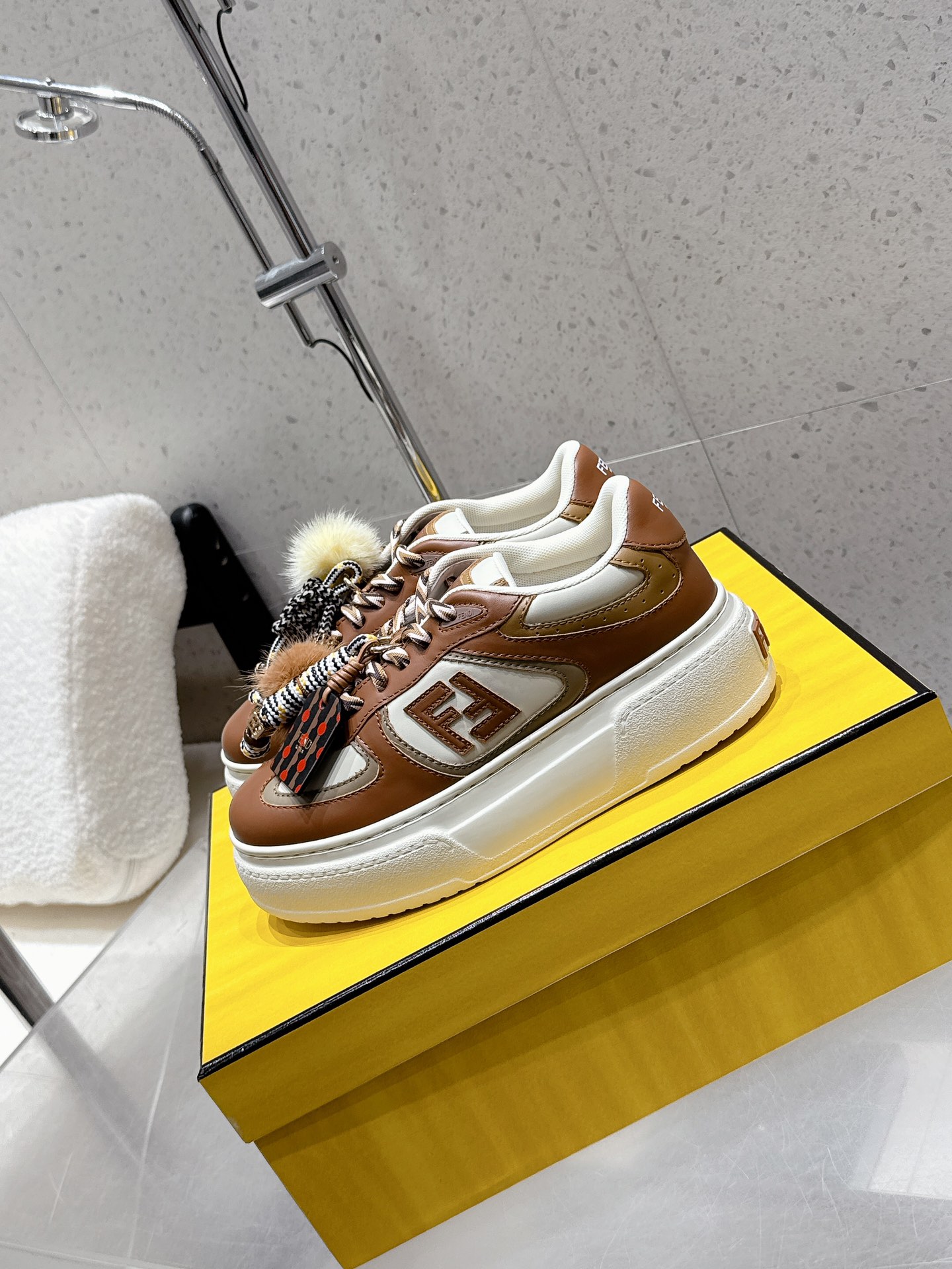 “Top Quality Fendi-Fendy Match 25 Light Pink Leather Belt Sandals with Unique Details” - 图片 3