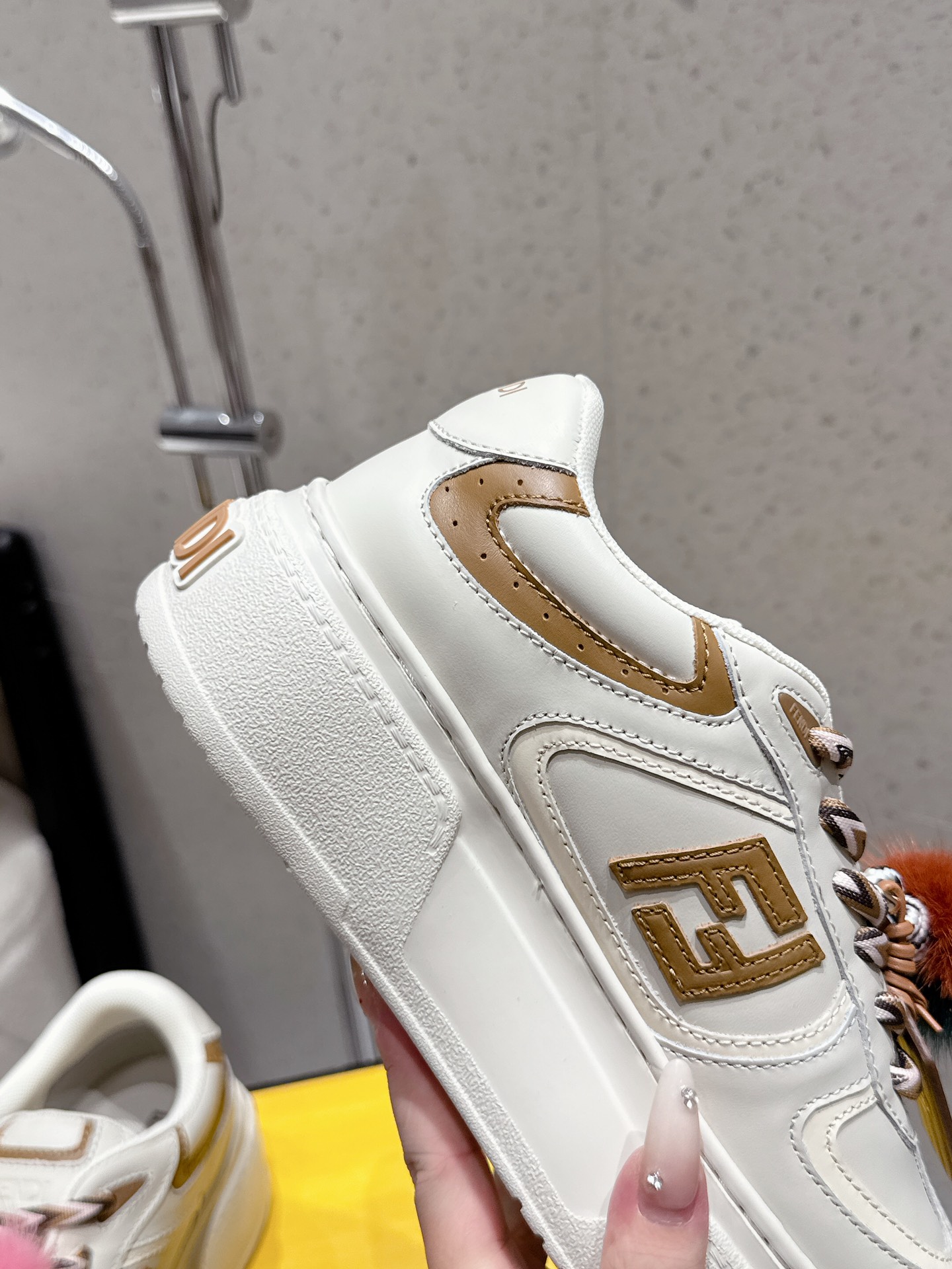 FENDI Match Belt: Light Pink Leather Sandals with FF Stickers and Metallic Details – Top Quality Fashion Footwear - 图片 6