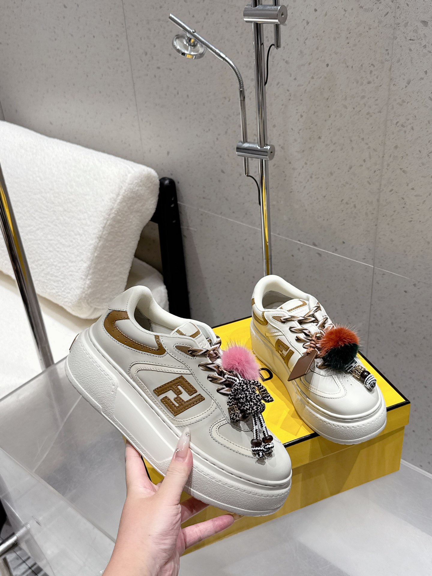 FENDI Match Belt: Light Pink Leather Sandals with FF Stickers and Metallic Details – Top Quality Fashion Footwear - 图片 4