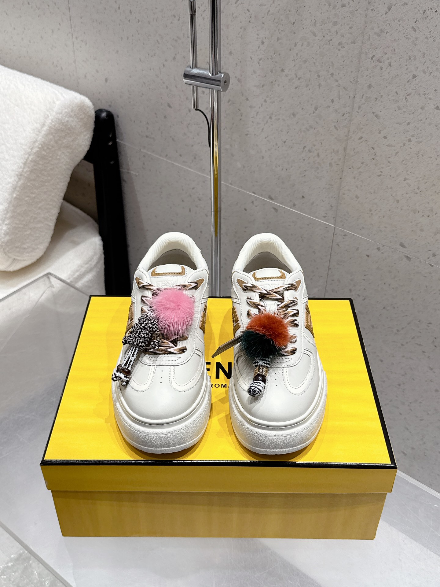 FENDI Match Belt: Light Pink Leather Sandals with FF Stickers and Metallic Details – Top Quality Fashion Footwear - 图片 9