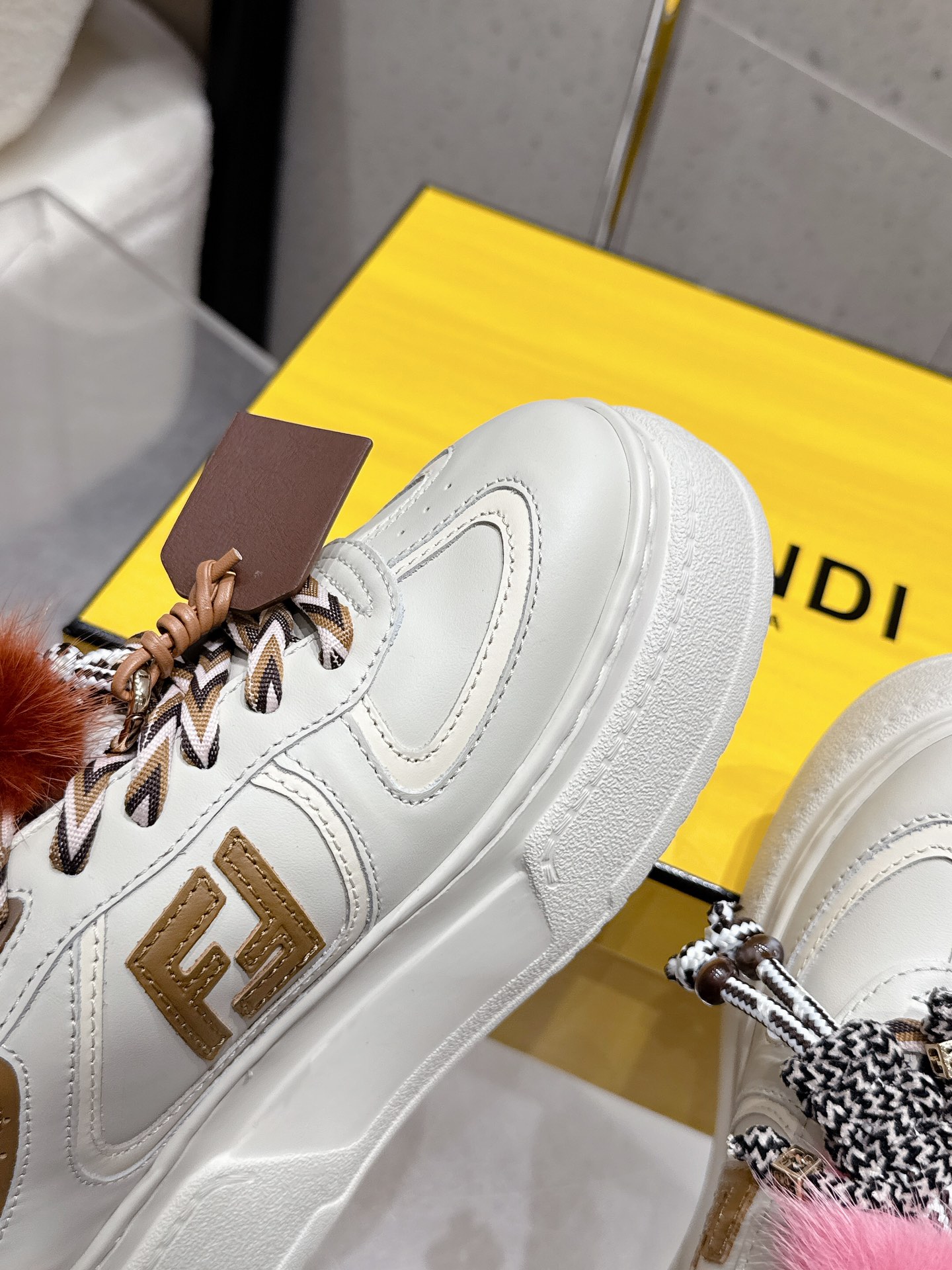 FENDI Match Belt: Light Pink Leather Sandals with FF Stickers and Metallic Details – Top Quality Fashion Footwear - 图片 5