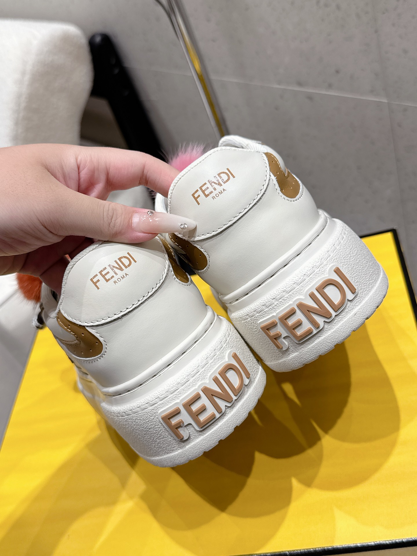 FENDI Match Belt: Light Pink Leather Sandals with FF Stickers and Metallic Details – Top Quality Fashion Footwear - 图片 7