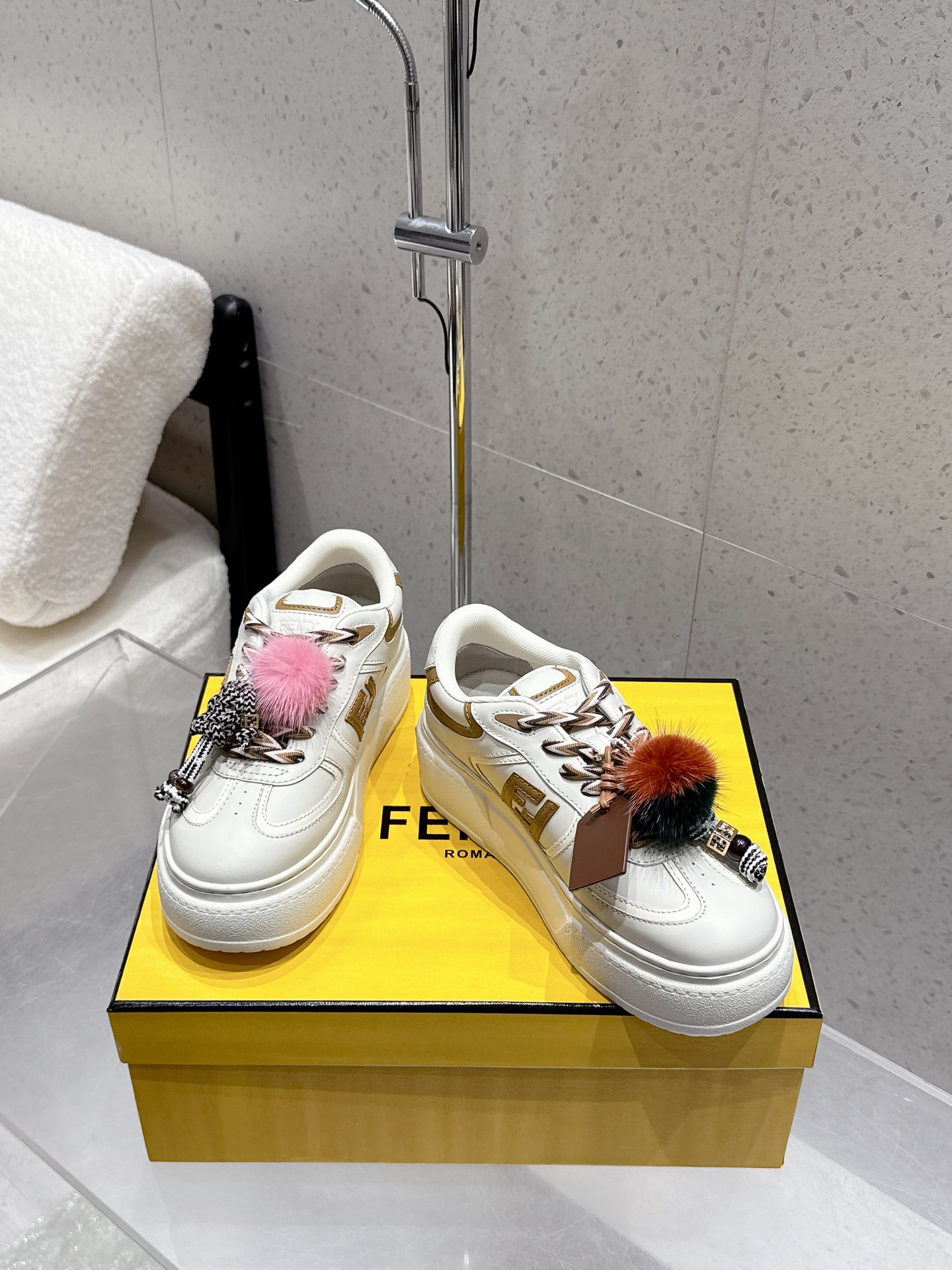 FENDI Match Belt: Light Pink Leather Sandals with FF Stickers and Metallic Details – Top Quality Fashion Footwear - 图片 2
