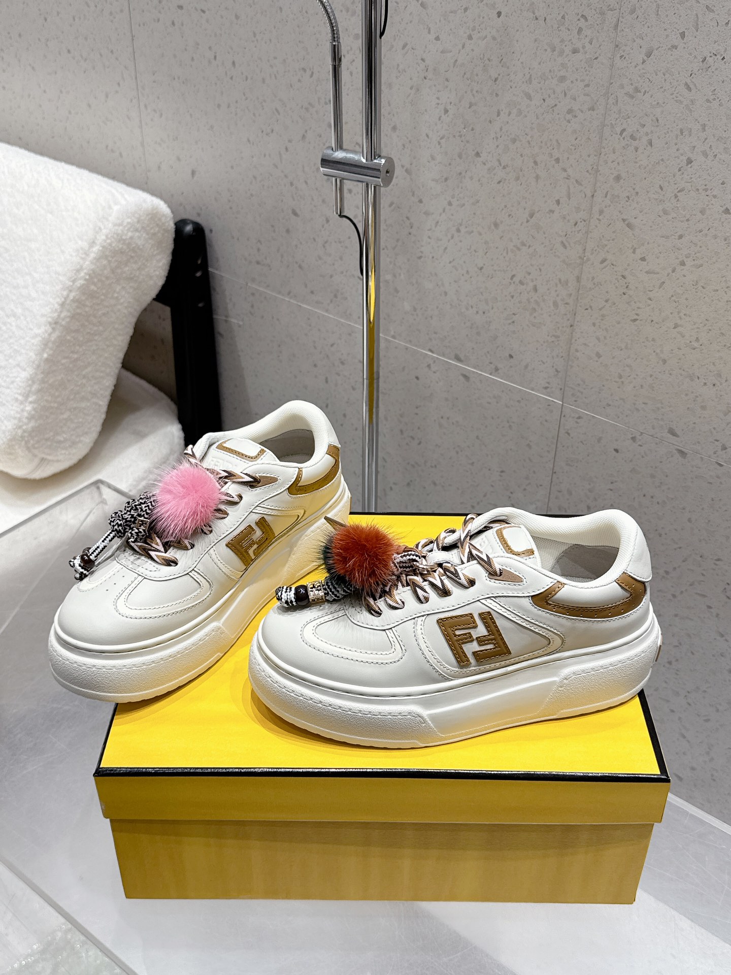 FENDI Match Belt: Light Pink Leather Sandals with FF Stickers and Metallic Details – Top Quality Fashion Footwear - 图片 1