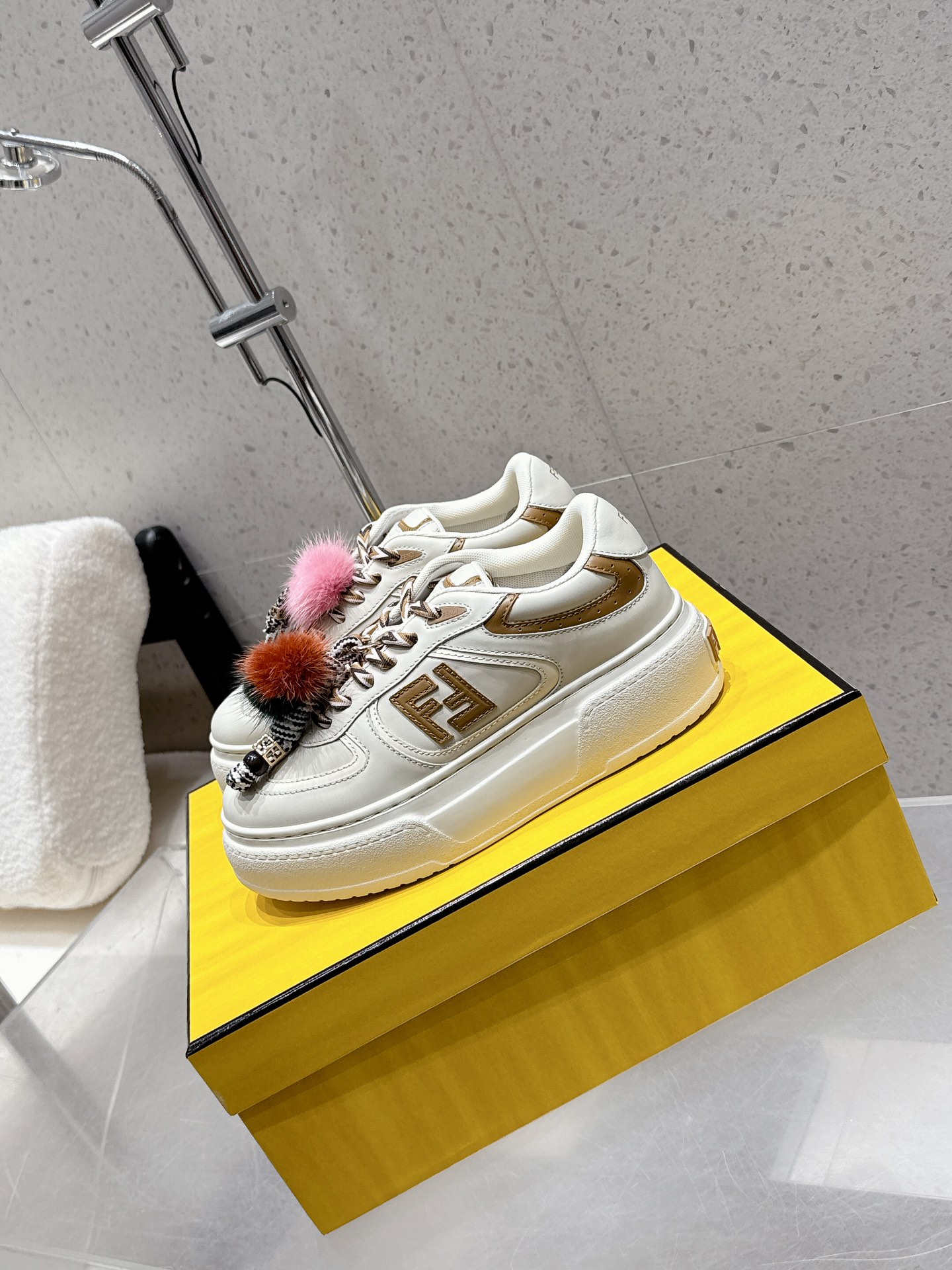 FENDI Match Belt: Light Pink Leather Sandals with FF Stickers and Metallic Details – Top Quality Fashion Footwear - 图片 3