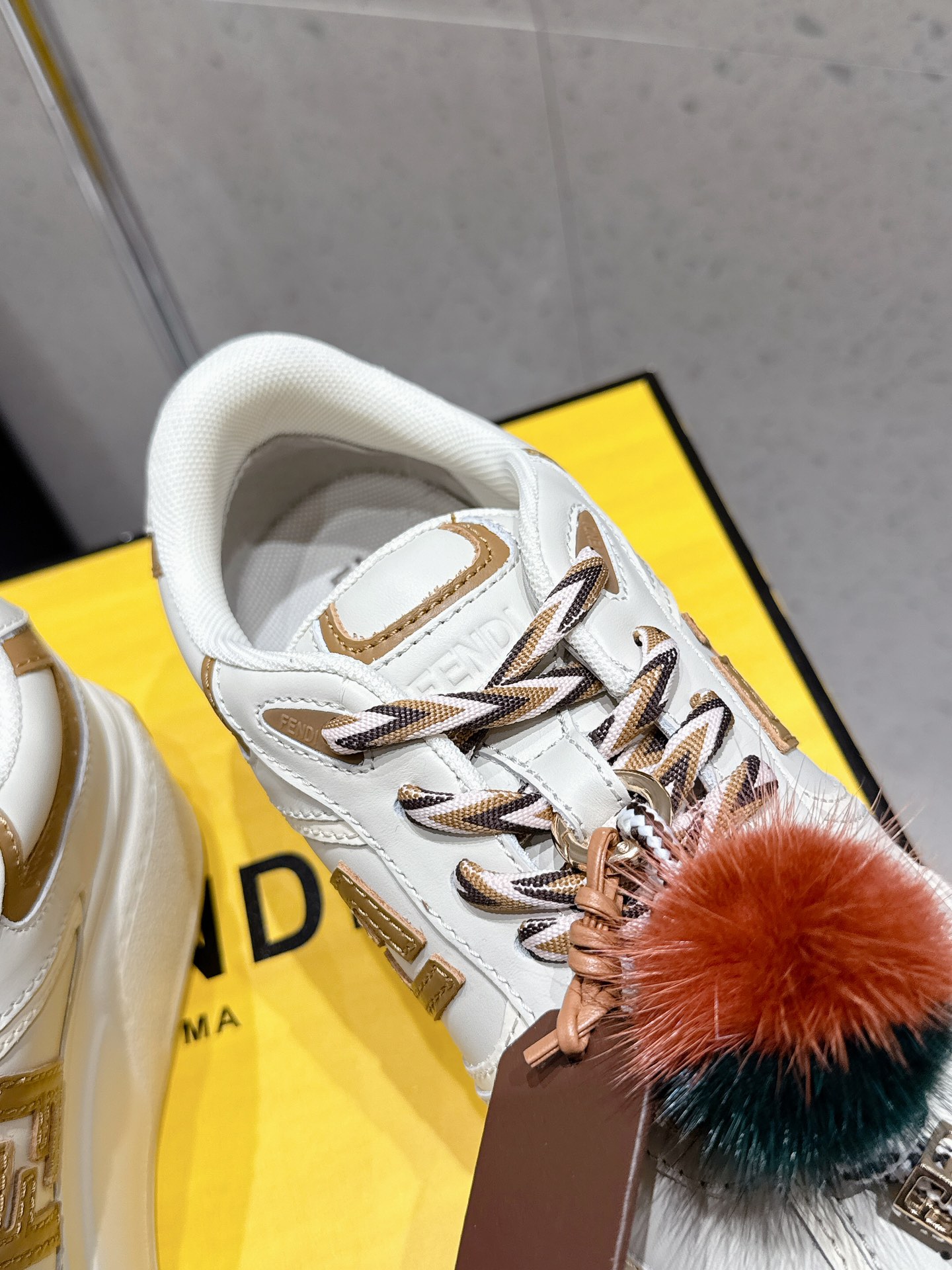 FENDI Match Belt: Light Pink Leather Sandals with FF Stickers and Metallic Details – Top Quality Fashion Footwear - 图片 8