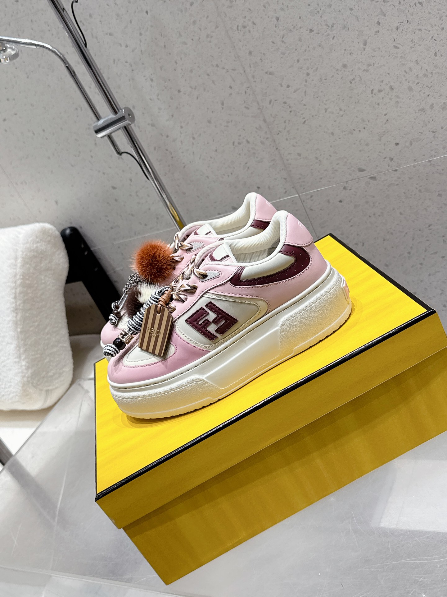Title: Fendi-Fendy Match 25 Belt Sneakers Review: Features, Design, and Materials - 图片 3
