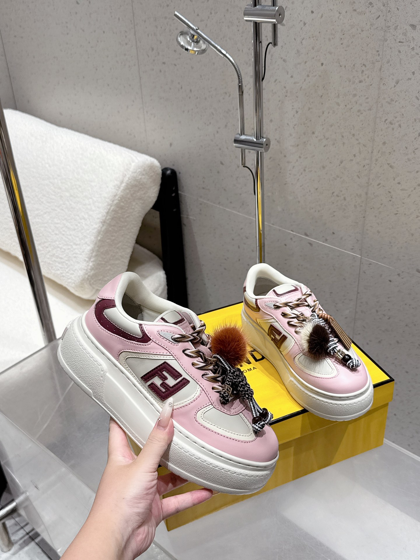 Title: Fendi-Fendy Match 25 Belt Sneakers Review: Features, Design, and Materials - 图片 4