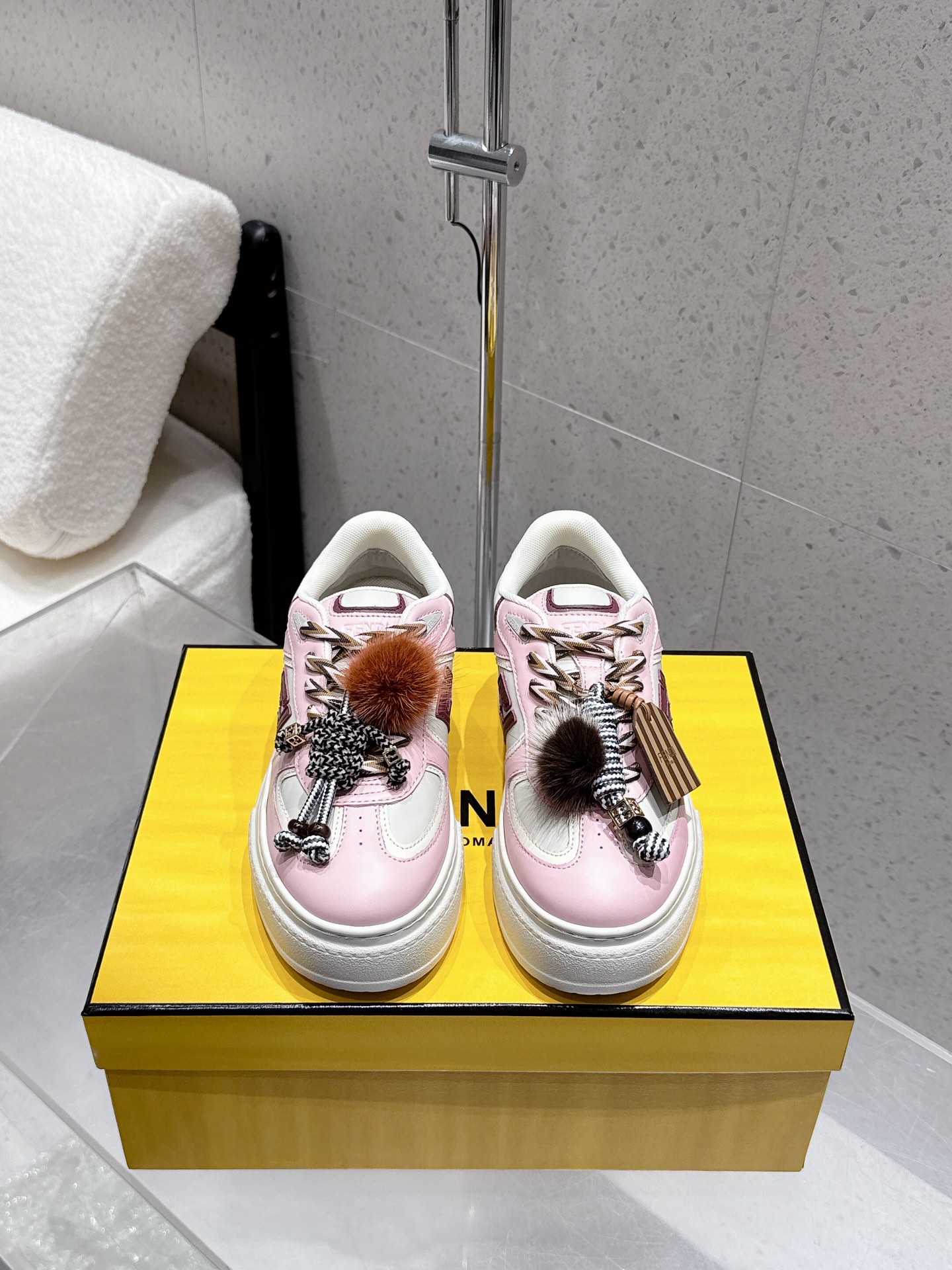 Title: Fendi-Fendy Match 25 Belt Sneakers Review: Features, Design, and Materials - 图片 9