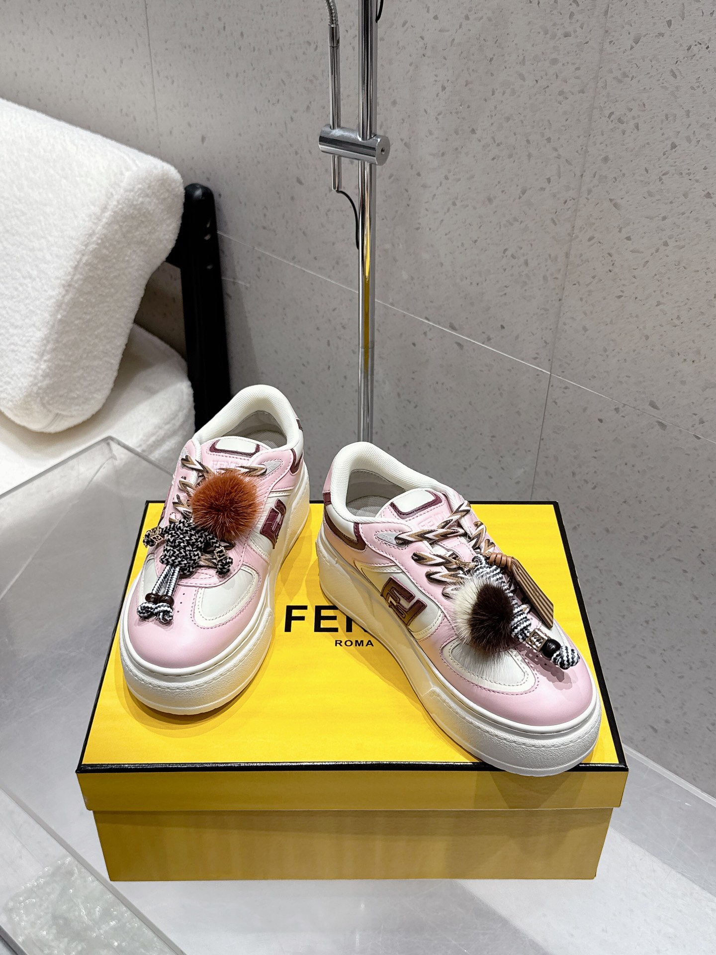 Title: Fendi-Fendy Match 25 Belt Sneakers Review: Features, Design, and Materials - 图片 2