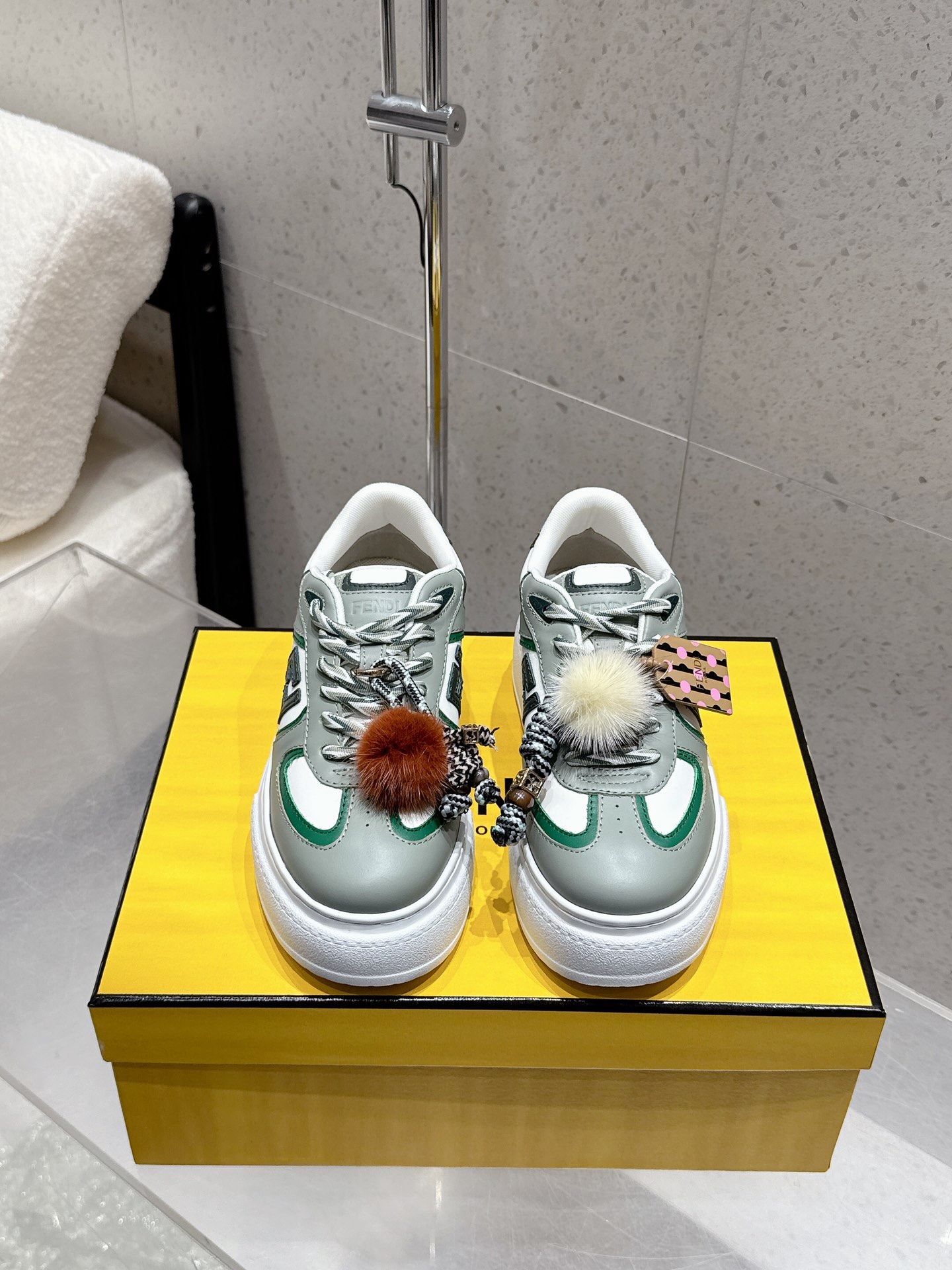 Fendi Match 25 Light Pink Leather Sandals with Unique Details and Metallic Accents – Product Description - 图片 9