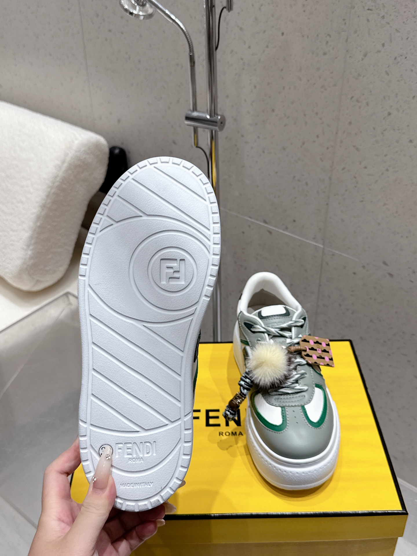 Fendi Match 25 Light Pink Leather Sandals with Unique Details and Metallic Accents – Product Description - 图片 8