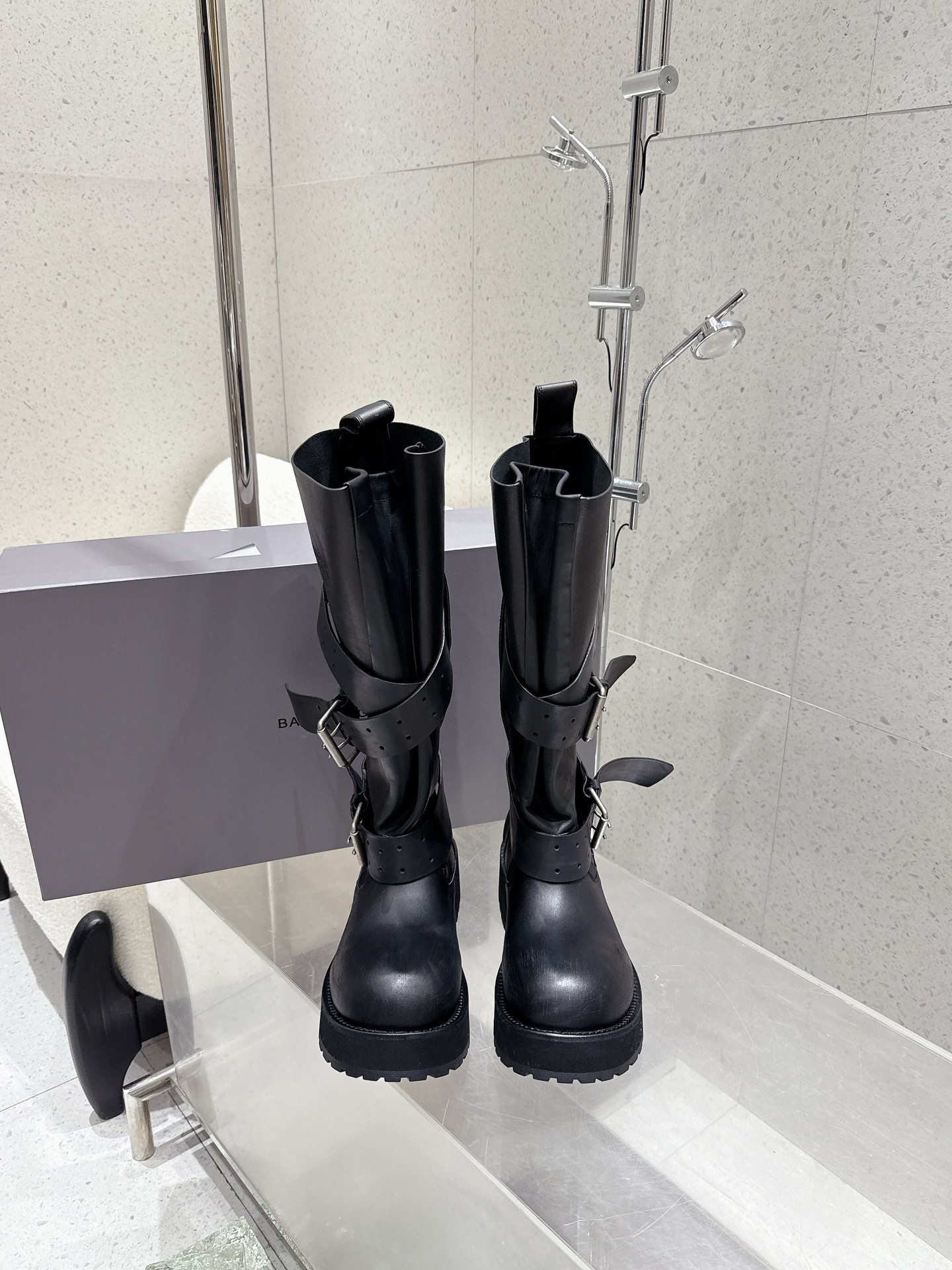 NO:561437,Top version, men's model 30. Balenciaga's Balenciaga boots are finally out after being asked a lot. Dear friends, there is no shortage of stunning works in the fashion world, and Balenciaga boots are definitely the best among them.  Choose a short navel-baring sweater to outline your waistline, and pair it with an A-line pleat to reveal your slender legs, giving you a girlish look. Put on boots, and the coolness will be in sharp contrast with the sweet skirt. Then throw on a bright color one to instantly break the monotony. Walking on the street, you will look like a sweet and cool fashionista, and you will turn heads!  Cool and functional Balenciaga boots are such a magical item. No matter what style, they can be perfectly adapted to help you easily achieve high-end fashion. Come on, kids, put on your boots and come out with your own unique style!  Upper layer of cowhide, lining of sheepskin, outsole of rubber and plastic, size female 35-40 (40 is custom-made, non-returnable), male 40-46 (45-46 custom-made, non-refundable), original packaging, boots, balenciaga, balenciaga, boots, skirts, cowhide, sheepskin19860909顶级版本 男款30 被问爆了巴黎世家Balenciaga靴终于出了 宝子们,时尚界永远不缺惊艳之作,而Balenciaga靴绝对是其中的佼佼者. 选短款露脐针织衫,勾勒出腰线,再搭配一条A字百褶,露出纤细双腿,少女感瞬间拉满.蹬上靴,的酷感与甜美裙装形成强烈反差,再挎上一个亮色系的,瞬间打破单调.走在街上,你就是又甜又酷的时髦精,回头率爆表！ 酷帅机能风 Balenciaga靴就是这样神奇的单品,无论哪种风格,它都能完美适配,帮你轻松拿捏高级时尚感.宝子们快穿上靴,走出自己的独特风格吧！ 鞋面头层牛皮 内里羊皮 大底橡塑 尺寸女35-40（40定做不退换） 男40-46（45 46定做不退换） 原版包装,靴子,balenciaga,balenciaga,boots,skirts,cowhide,sheepskin,Women's Shoes