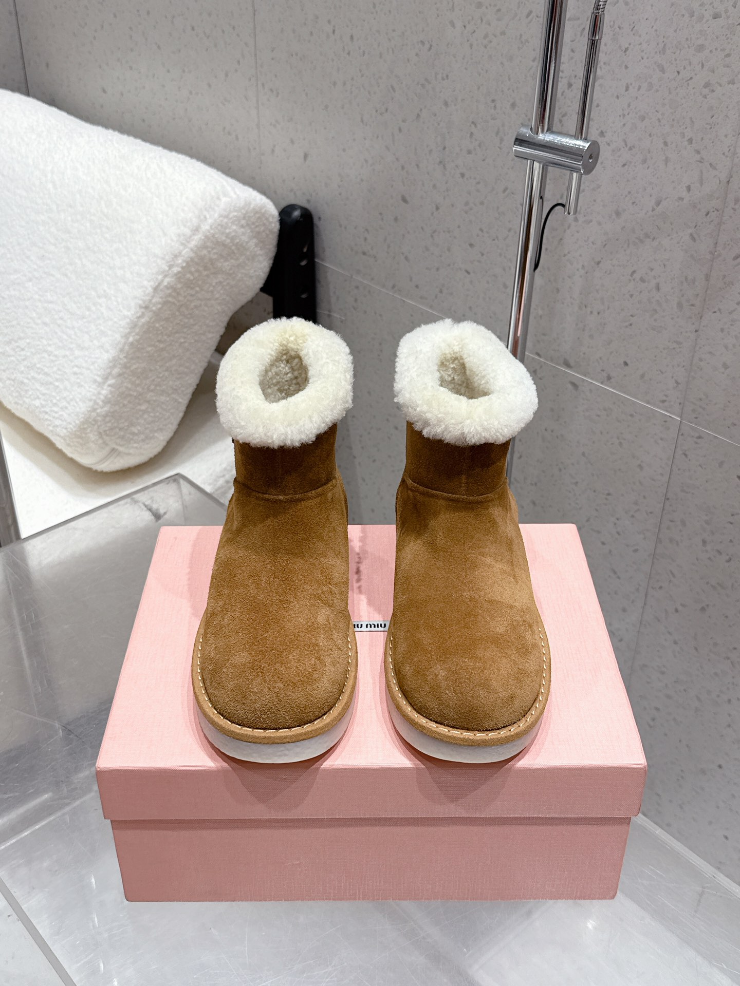 NO:512249,High-version MiuMiu/MuMiu 2025ss autumn and winter catwalk F027·Fringed thick-soled fur shoes with one foot, short boots often appear on the covers of major fashion magazines·Everyone stars and Xiaohongshu bloggers all kinds of love, it looks more elegant with fur pendants, and it is particularly amazing to your feet to keep your eyes closed and you won’t regret it. It is very comfortable and stable to wear on your feet. It can be salty or sweet when you match it (ZP developed hardware, customized colors) Customized upper imported high mercerized beef reverse velvet, imported lamb wool, original sole open molded sole, size 35-41 (40 41 custom made without return) (full package), snow boots, miumiu, boots19860909高版本 MiuMiu/缪缪2025ss秋冬走秀款F027·流苏厚底毛毛鞋一脚蹬单鞋 短靴 经常出现在各大时装杂志封面·各路明星、小红书博主都有钟爱,搭配毛毛吊坠更显优雅,上脚尤为惊艳到你的一款闭眼入都是不会后悔· 上脚非常舒服超级稳·搭配还是可咸可甜（ZP开发五金、订制颜色） 鞋面定制进口高丝光牛反绒 内里进口羊羔毛 鞋底原版开模大底 码数35-41（40 41 定做不退换）（全套包装）,雪地靴,miumiu,boots,Women's Shoes