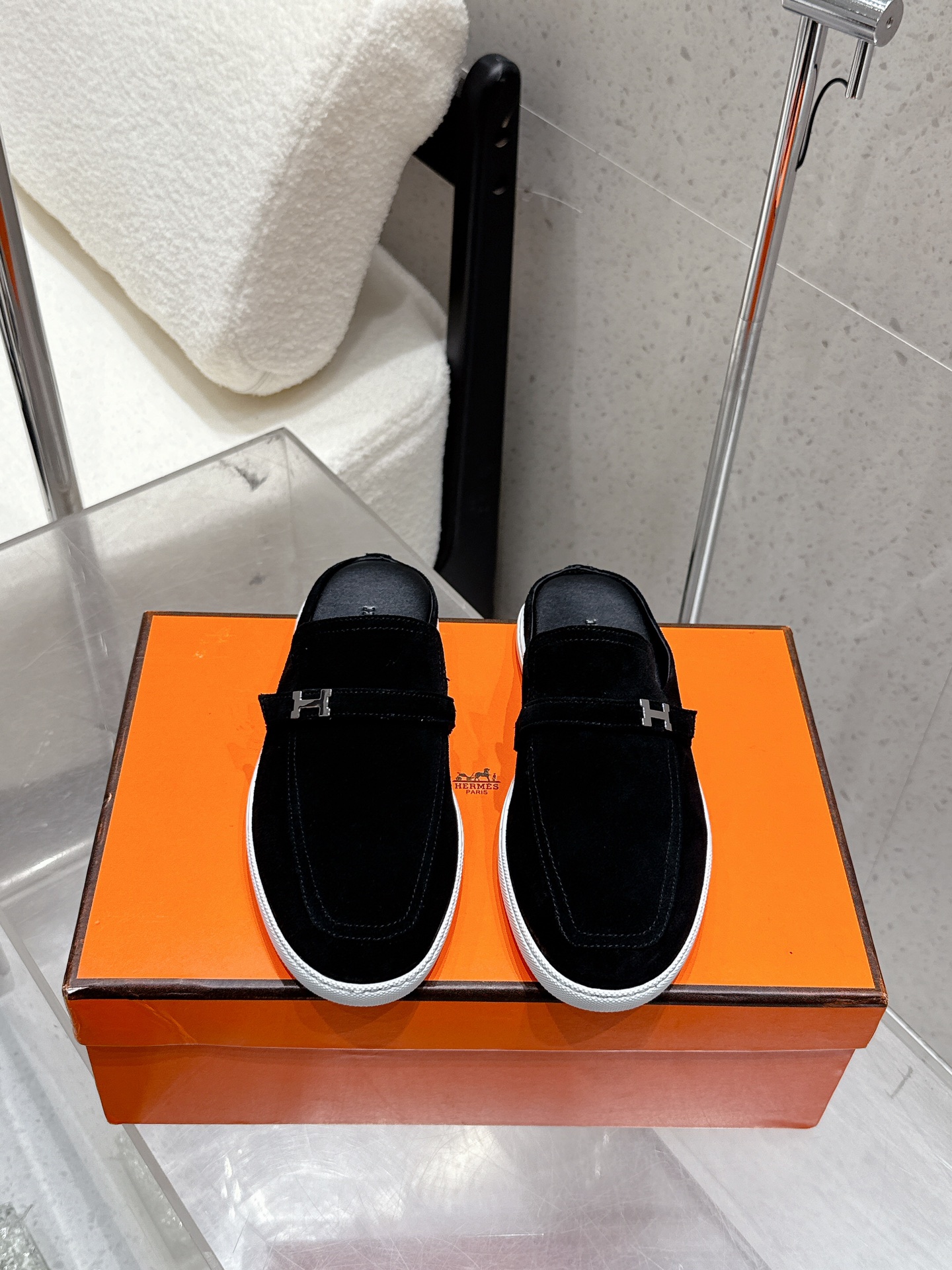 NO:512199,Top version: 10 hermes, Hermes, new couple half slippers, popular couples, H home accessories, the first choice for shoes!  It is a classic Hermes model and it will be released in many colors every season. It is definitely one of the most worth buying gifts. I have met a male and female goddess! Don’t miss it!  !  He is super light and comfortable. He is not tired after walking for a long time and is not expensive. There is also a small circle for assisting shoes. Material cowhide. Top quality products. 35-45 (female 40, male 45 customized for non-return and exchange), semi-drag, hermes, hermes, slippers, cowhide19860909顶级版本 男款10 hermes 爱马仕 新款 情侣半拖鞋 大热情侣款,H家配货首选鞋履！ 是爱马仕经典款 每一季都会出很多颜色 绝对是最值得买的配货之一 有遇到的男神女神!真的不要错过！！ 他超轻、超舒适 走久不累、价格不贵 后面还有个辅助穿鞋的小圈 材料牛皮 顶级精品 35-45（女40 男45定做不退换）,半拖,hermes,hermes,slippers,cowhide,Women's Shoes